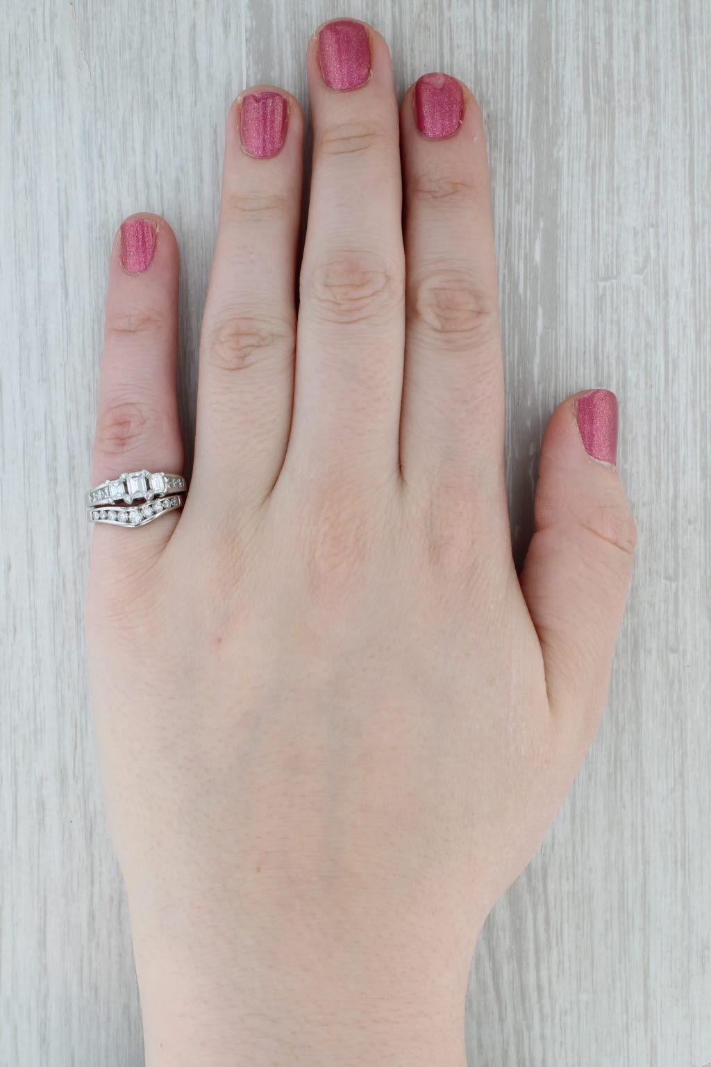 Anillo de compromiso de 3 piedras con diamantes de 1,31 ctw Juego nupcial de oro de 14k talla 5,75 en venta 4