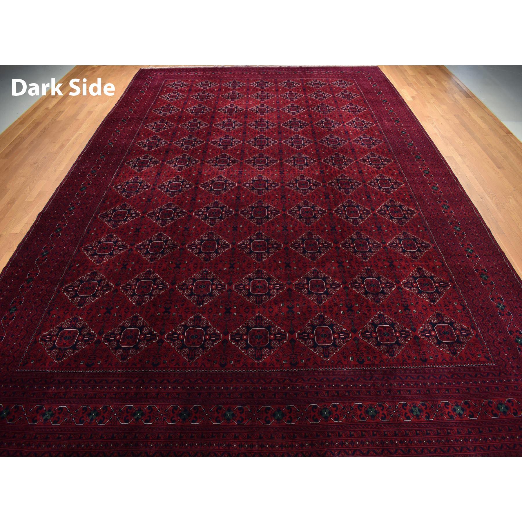 Scheunenrot, afghanischer Khamyab, dichteres Geflecht mit glänzender Wolle, handgeknüpft, Orientteppich in Herrenhausgröße
Primäre MATERIALIEN: Wolle
Latex: Kein Flor 
Höhe: 0,25 Zoll
Stil: Traditionell
Grundfarbe: Rot
Sekundäre Farben: Weiß,