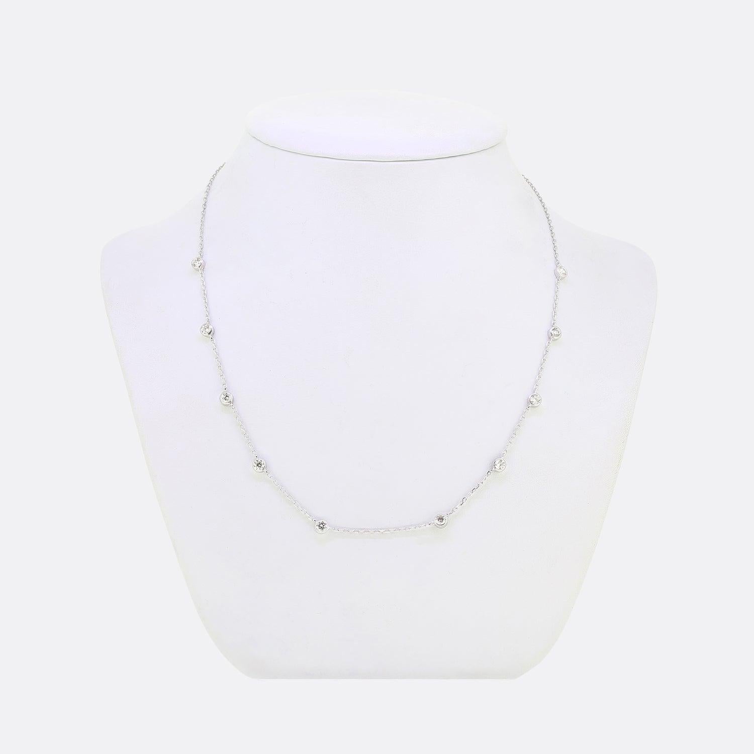 Ecco un'incantevole collana con catena di diamanti. Una catena belcher in oro bianco 18 ct ospita dieci diamanti rotondi taglio brillante, ognuno dei quali è perfettamente abbinato in termini di colore e purezza ed è incastonato singolarmente in un