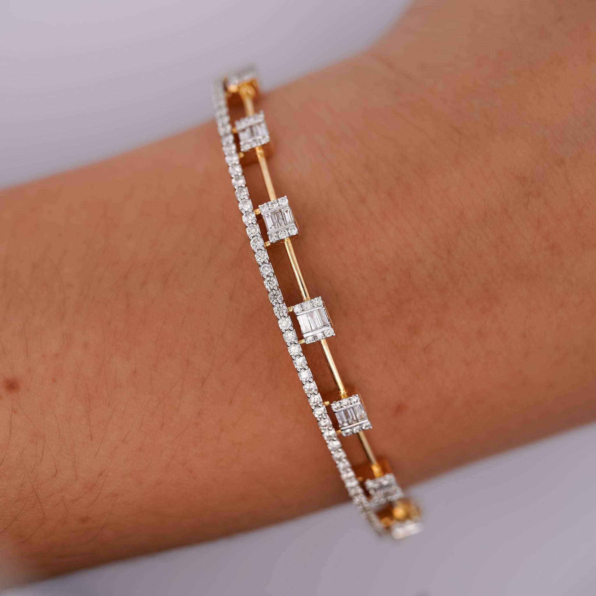 Bracciale a bracciale in oro giallo 14K da 1,32 carati con diamanti taglio Baguette e rotondo. Si adatta al polso da 7 pollici.

Dettagli:
Tipo di articolo: Bracciale Bangle
Metallo: Oro giallo 14 carati
Peso: 11 grammi
Diametro: 2,25 pollici