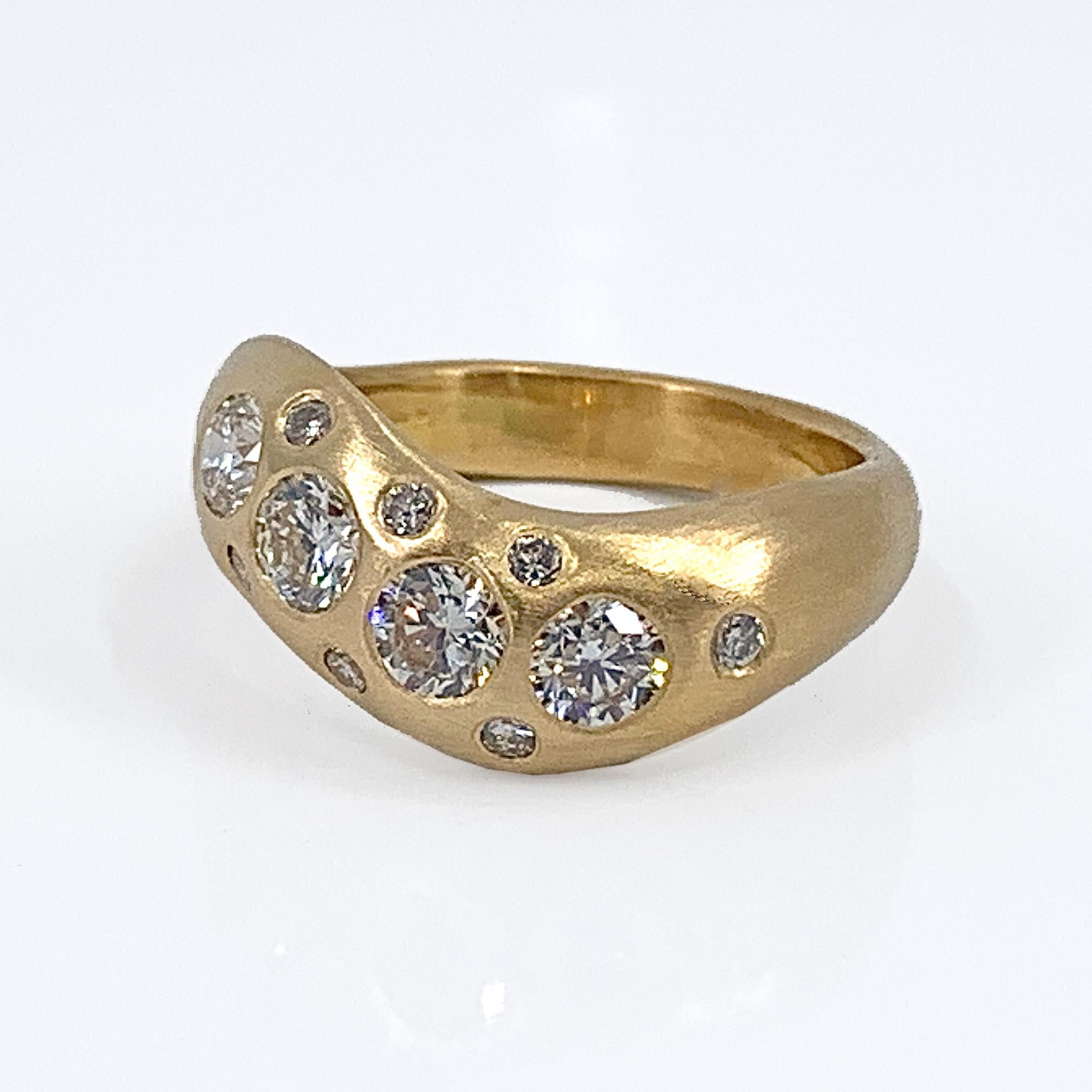 Un design original d'Eytan Brandes présente l'union parfaite de l'or jaune et des diamants.  Au lieu que l'or serve principalement de système de transport pour les pierres, cette bague donne aux deux composants un rôle de premier plan.  

Le métal