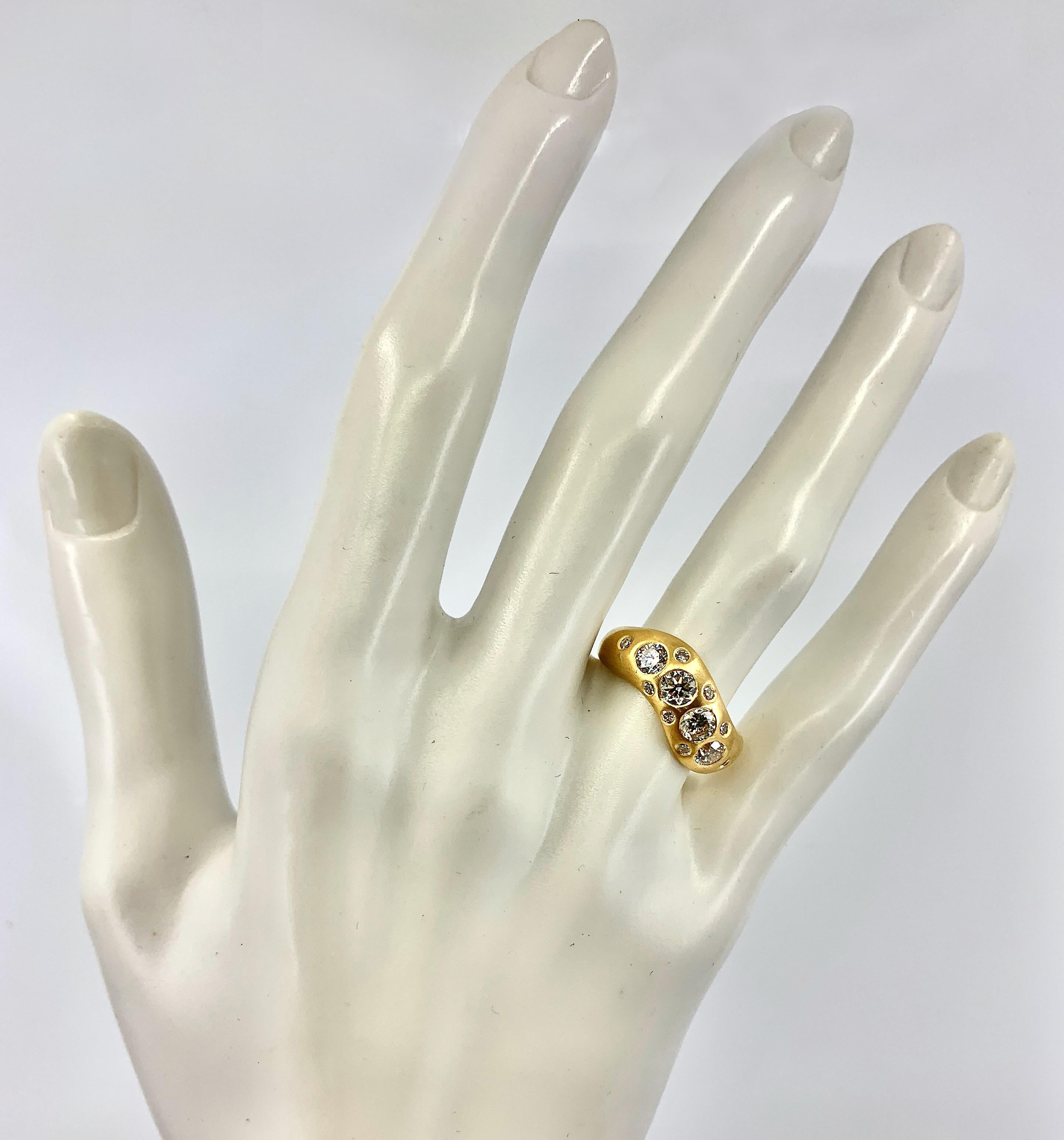 Contemporain Bracelet ondulé « Tentaculum » en or jaune brossé 18 carats avec diamants de 1,32 carat en vente