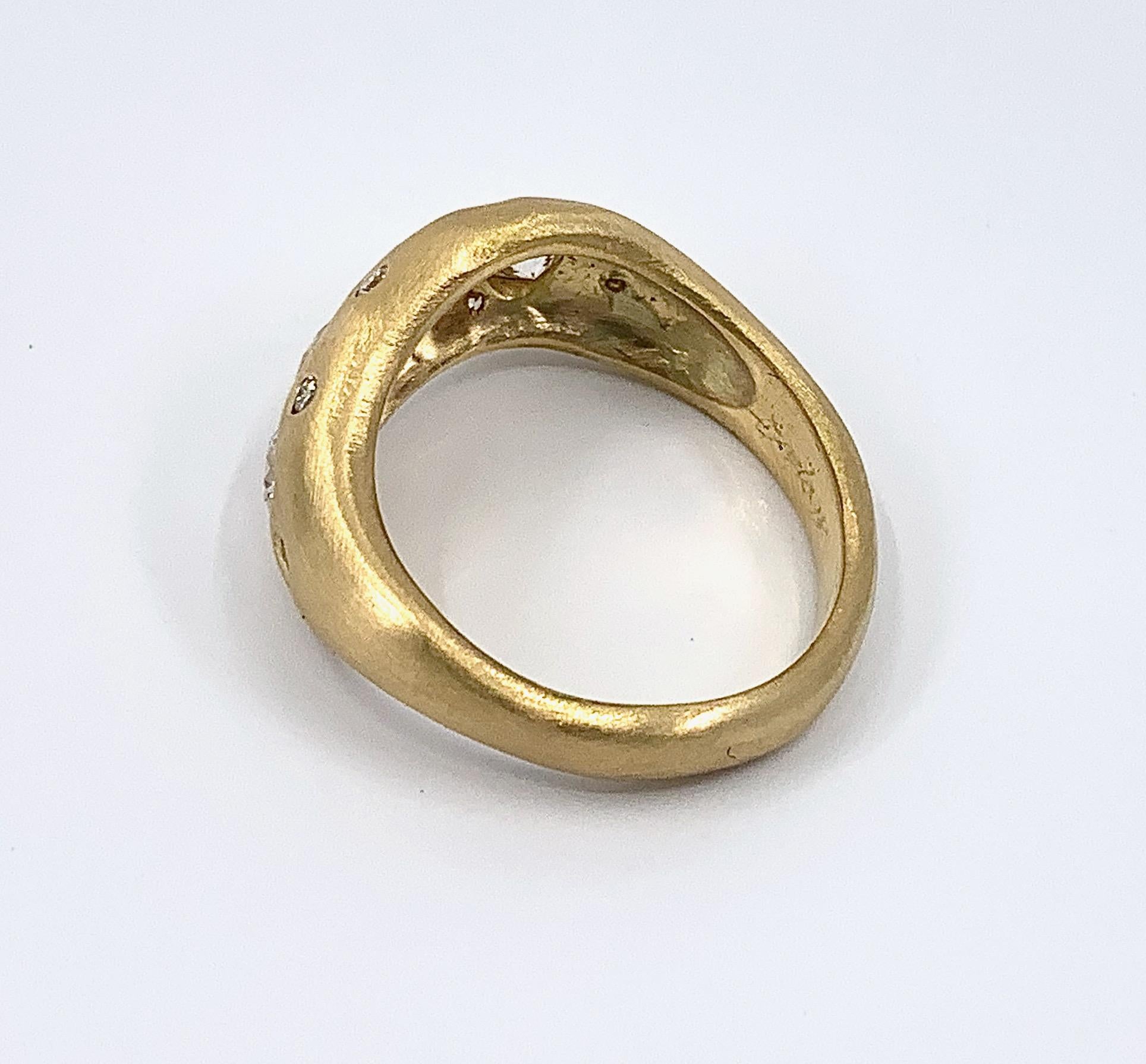 Bracelet ondulé « Tentaculum » en or jaune brossé 18 carats avec diamants de 1,32 carat en vente 3