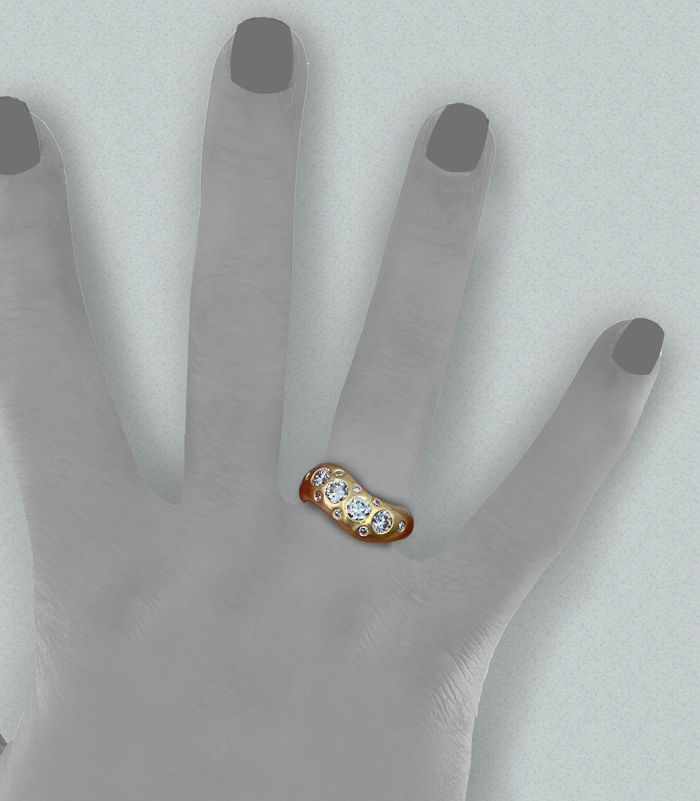 Taille brillant Bracelet ondulé « Tentaculum » en or jaune brossé 18 carats avec diamants de 1,32 carat en vente