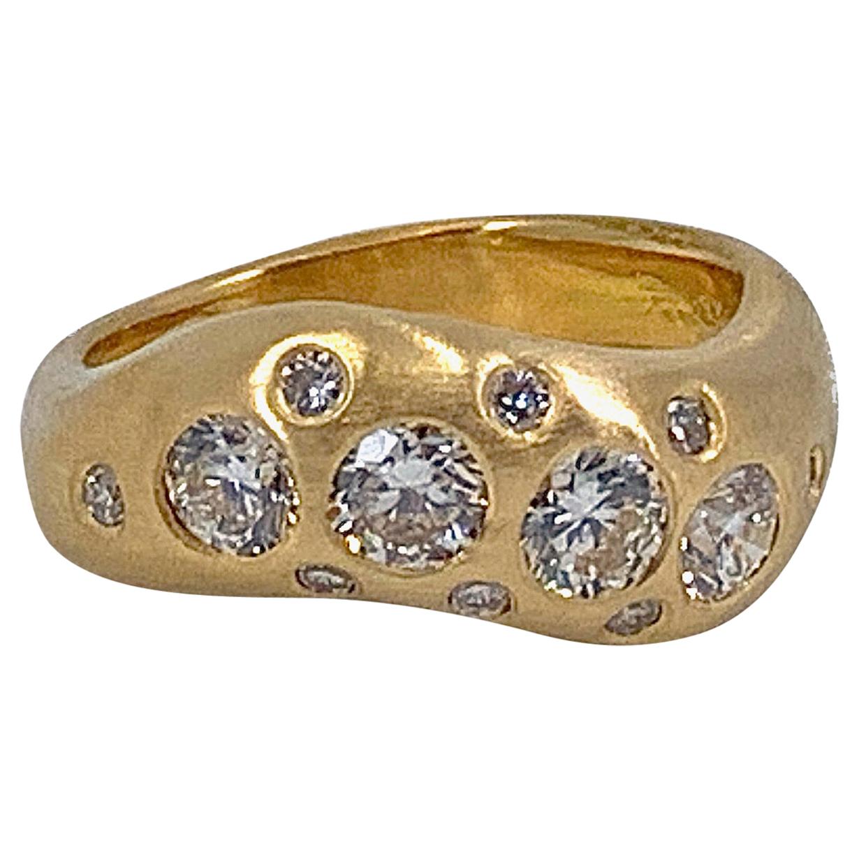Bracelet ondulé « Tentaculum » en or jaune brossé 18 carats avec diamants de 1,32 carat en vente