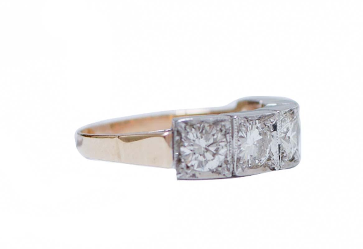 Fantastico anello retrò in oro rosa 9 kt e struttura in argento con cinque diamanti.
Questo anello è stato realizzato totalmente a mano da maestri orafi italiani ed è in perfette condizioni.
Diamanti 1.32 ct
Peso totale 4.20 gr
RF  *UGUH
Italiano