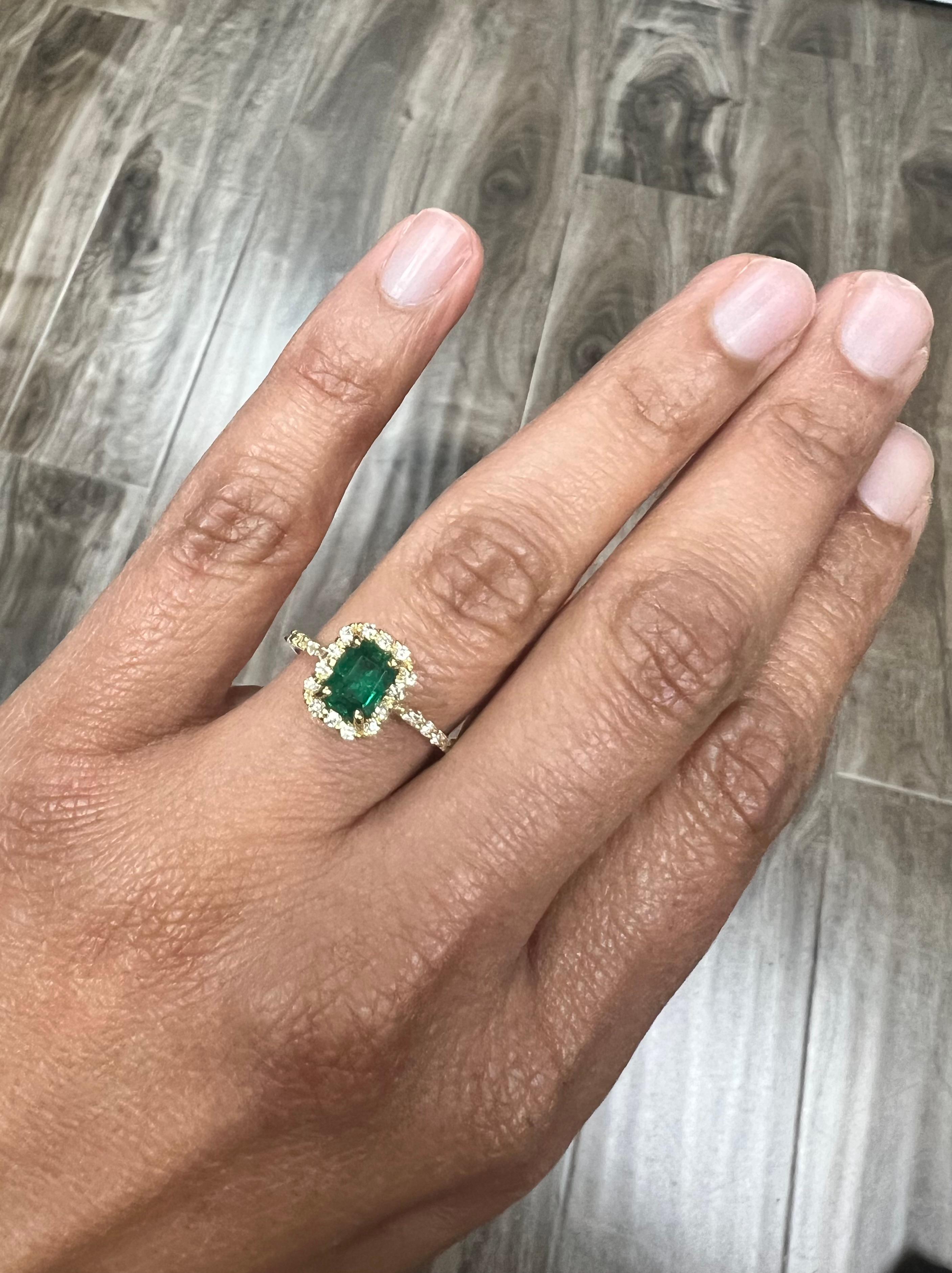 Contemporary 1.32 Carat Emerald Diamond Yellow Gold Engagement Ring For Sale