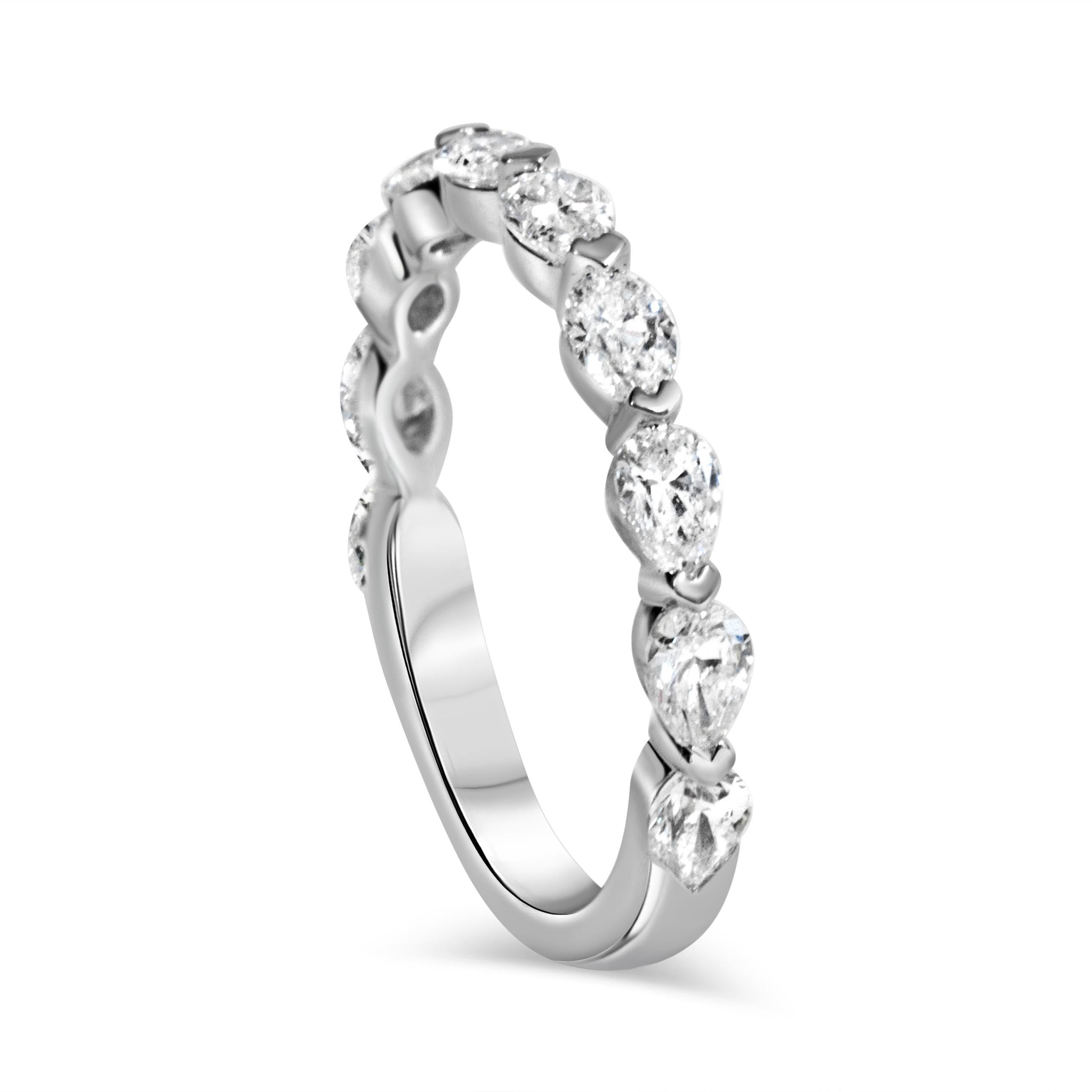 Un anello di moda realizzato in oro bianco 14k, con uno splendido diamante a forma di pera di 1,32 carati. Il diamante è classificato F-G per quanto riguarda il colore, il che indica che è quasi incolore e di qualità eccellente, e ha una