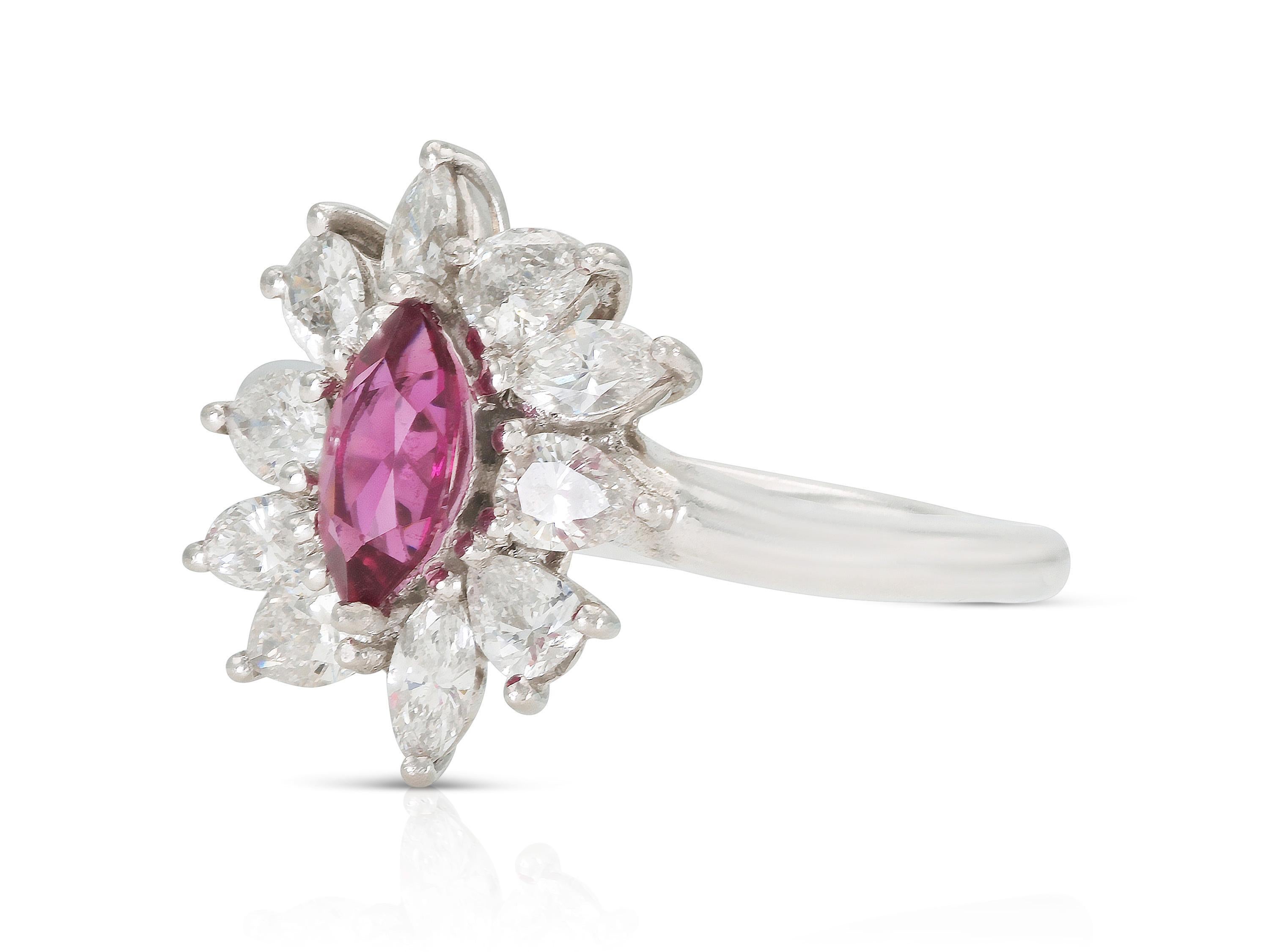 Finement réalisé en platine avec un saphir rose taillé en marquise pesant 1,32 carat, entouré de diamants taillés en poire et en marquise pesant au total 1,15 carat.
Taille 6 1/2, redimensionnable
