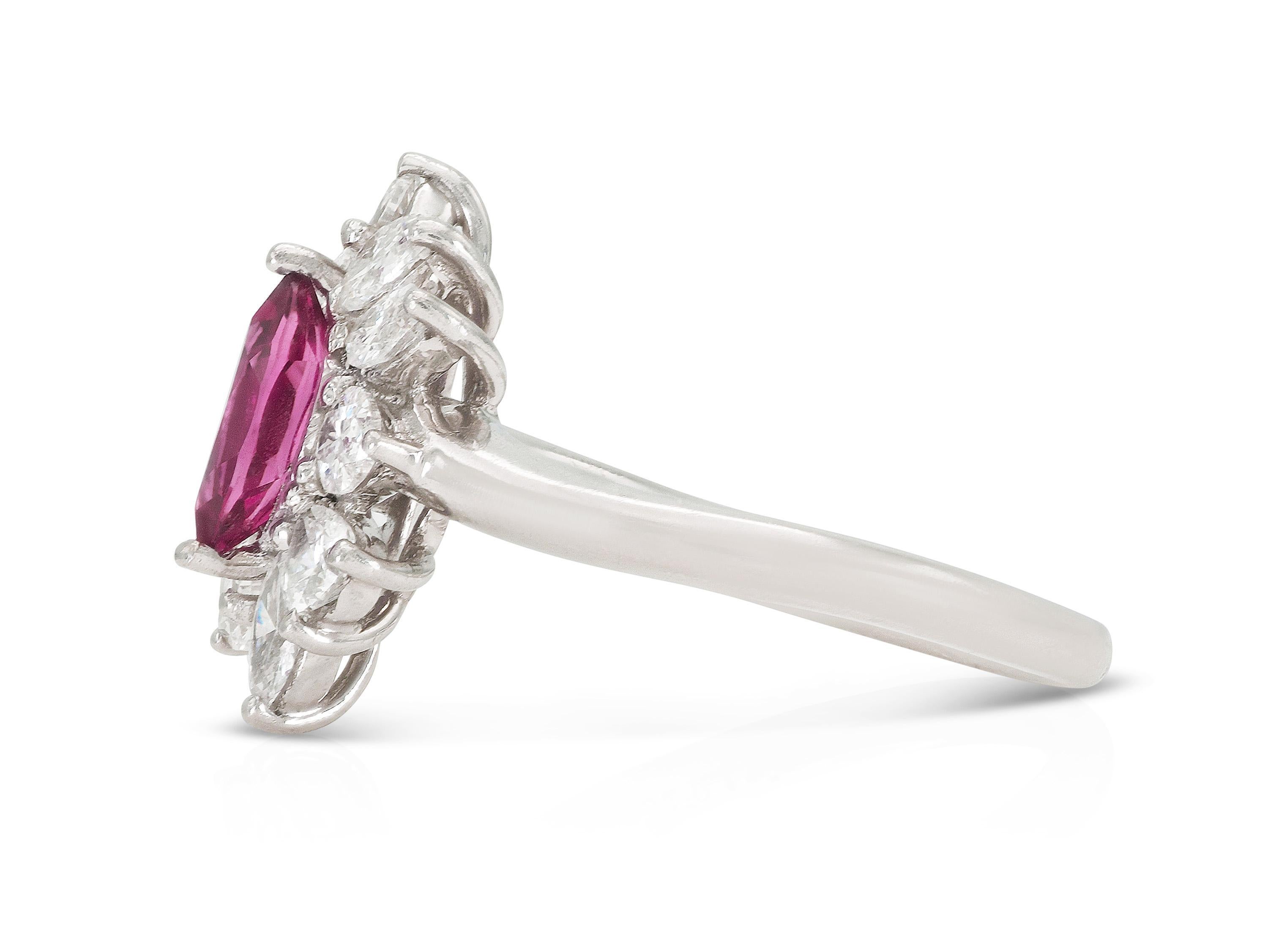 Taille Marquise 1.32 Carat Marquise Cut Pink Sapphire Ring with Diamonds (bague avec saphir rose taillé en marquise et diamants) en vente