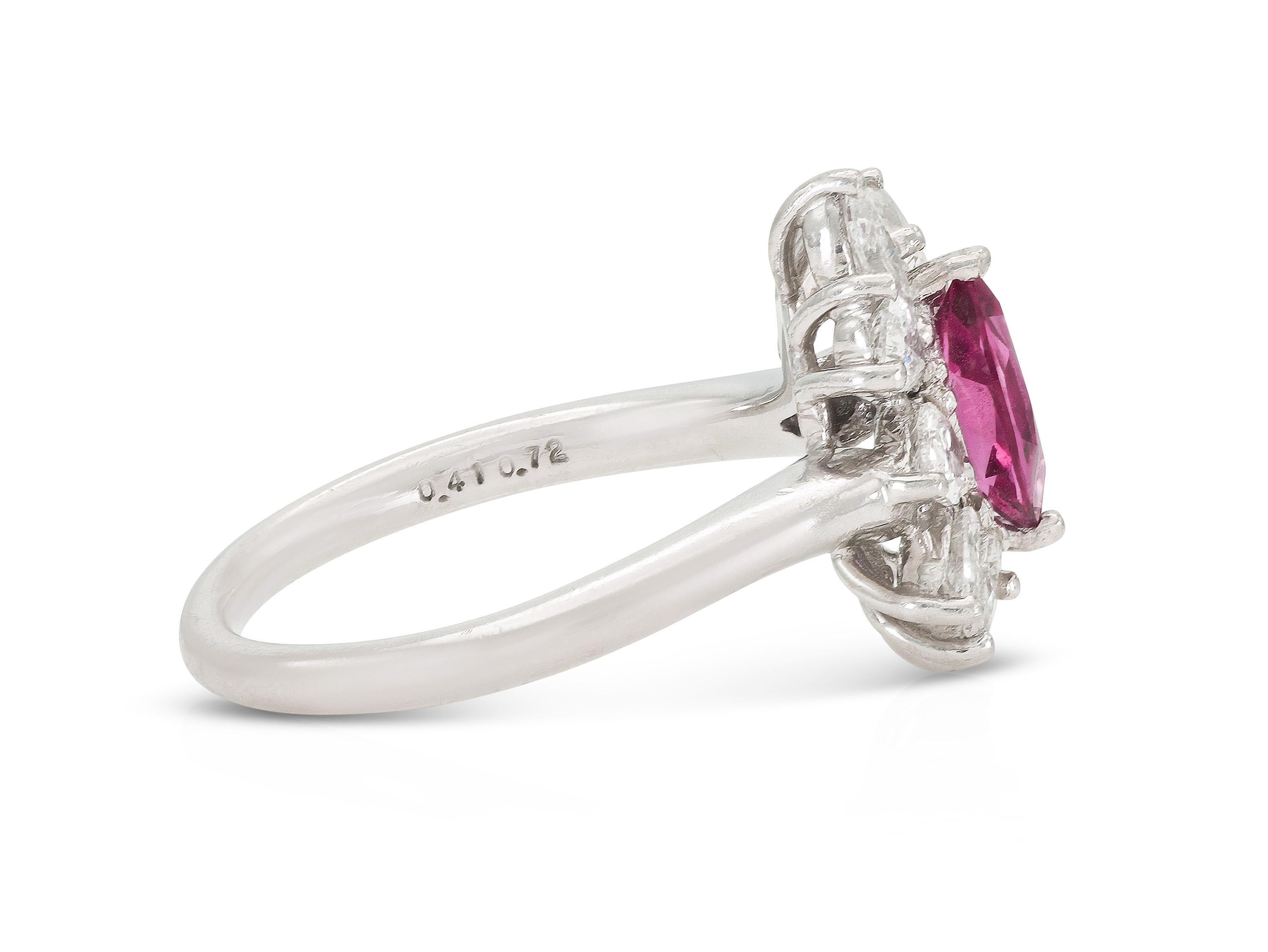 1.32 Carat Marquise Cut Pink Sapphire Ring with Diamonds (bague avec saphir rose taillé en marquise et diamants) Bon état - En vente à New York, NY