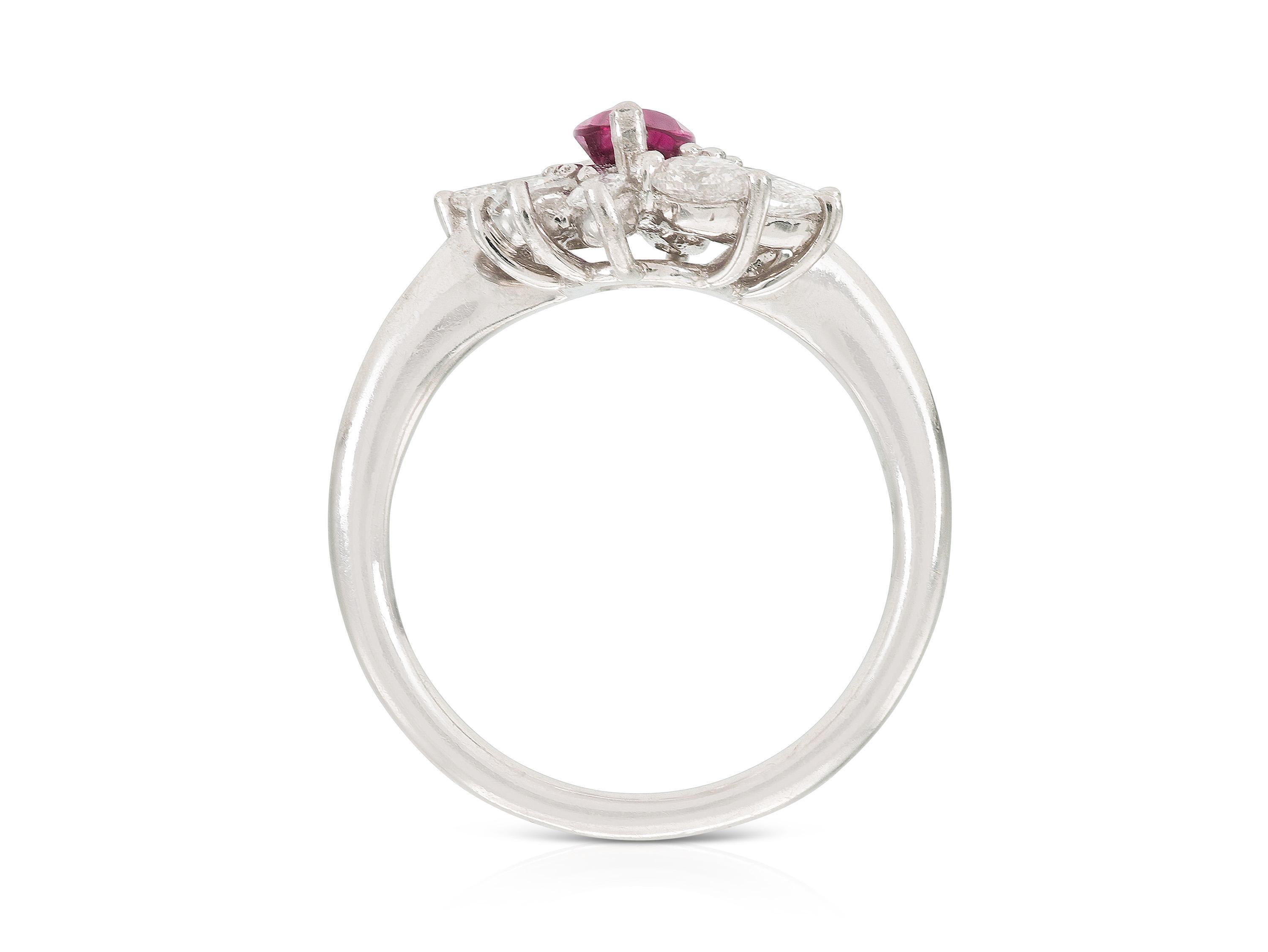 1.32 Carat Marquise Cut Pink Sapphire Ring with Diamonds (bague avec saphir rose taillé en marquise et diamants) Pour femmes en vente