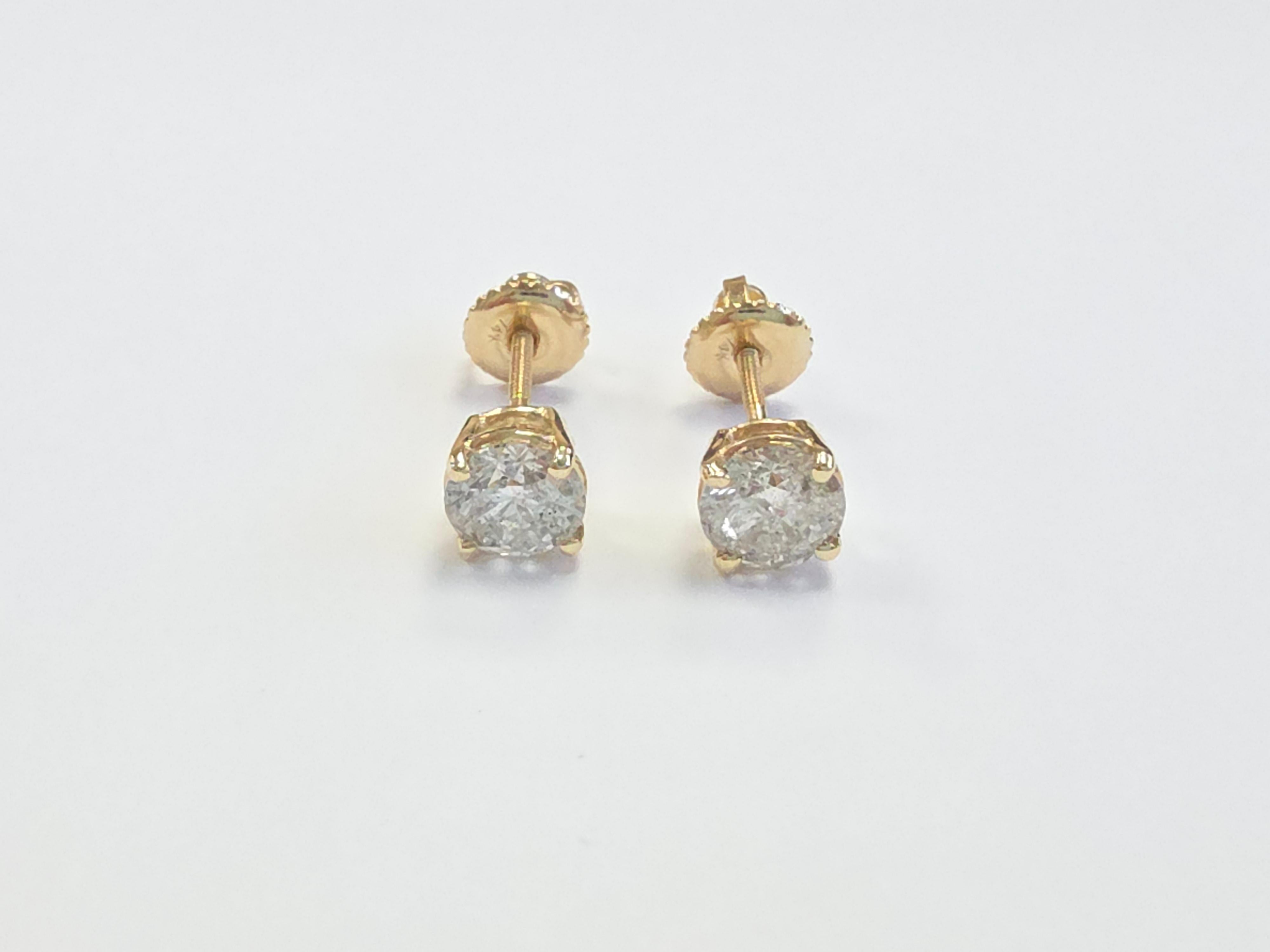 Orecchini con diamante tondo brillante da 1,32 carati Nature in oro giallo 14K

Eleva la tua collezione di gioielli con questo paio di orecchini a perno con diamanti naturali senza tempo, con un totale di 1,32 carati di diamanti rotondi a taglio