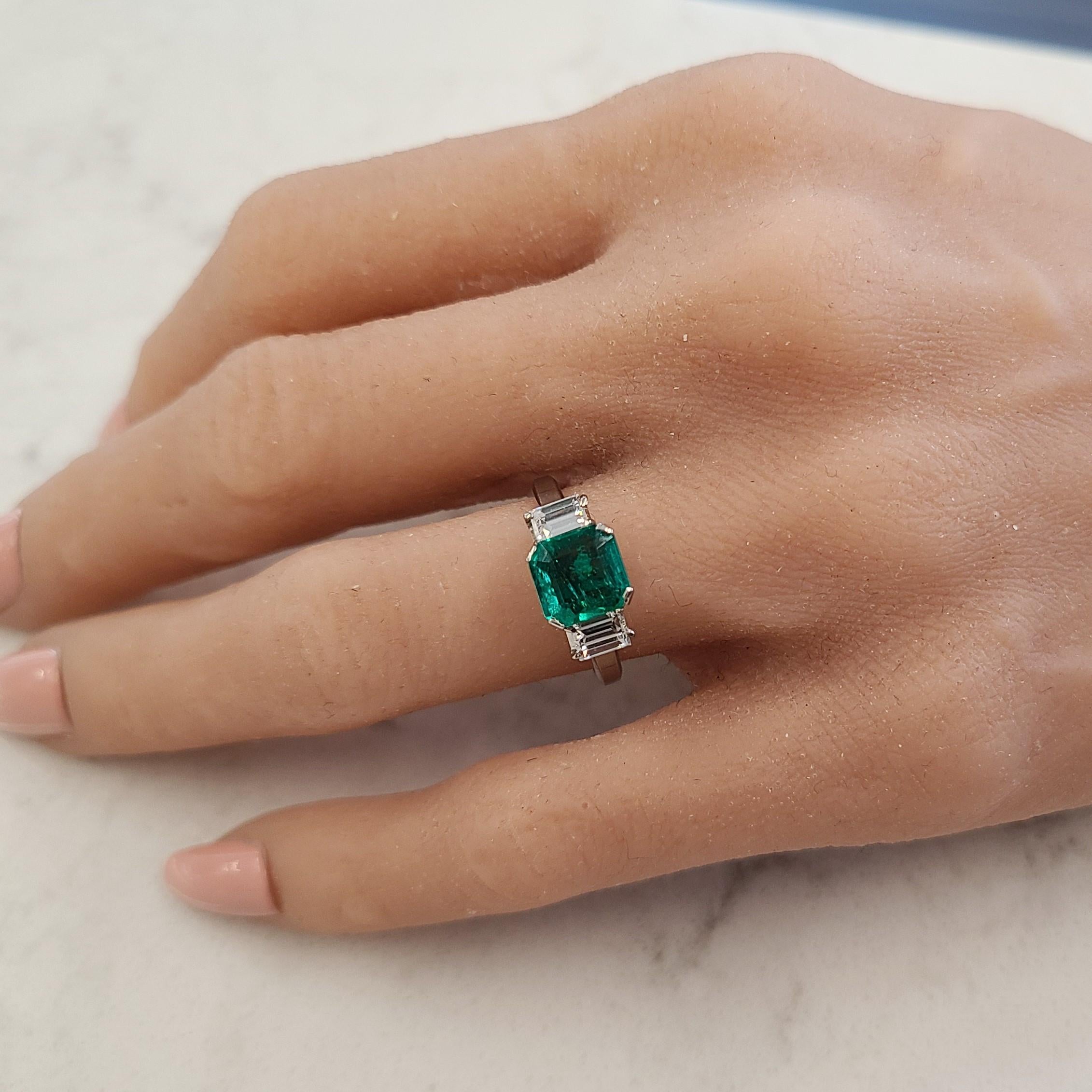 Dieser Ring mit kolumbianischem Smaragd aus Platin ist ein perfektes Geschenk zum Geburtstag oder Jahrestag für eine glamouröse Frau. Die stilvoll platzierten Baguette-Diamanten machen diesen 3-Stein-Ring unerklärlich göttlich! Wir verwenden nur