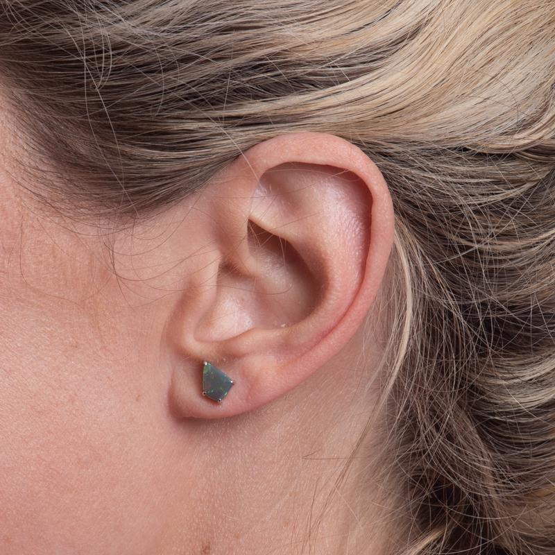 Diese lustigen und einzigartigen Ohrringe bestehen aus 1,32 Karat Gesamtgewicht an mehrfarbigen Opalen in Freiform, die in 14 Karat Weißgold gefasst sind. Die Opale stammen aus dem berühmten Lightning Ridge-Gebiet in Australien und schimmern und