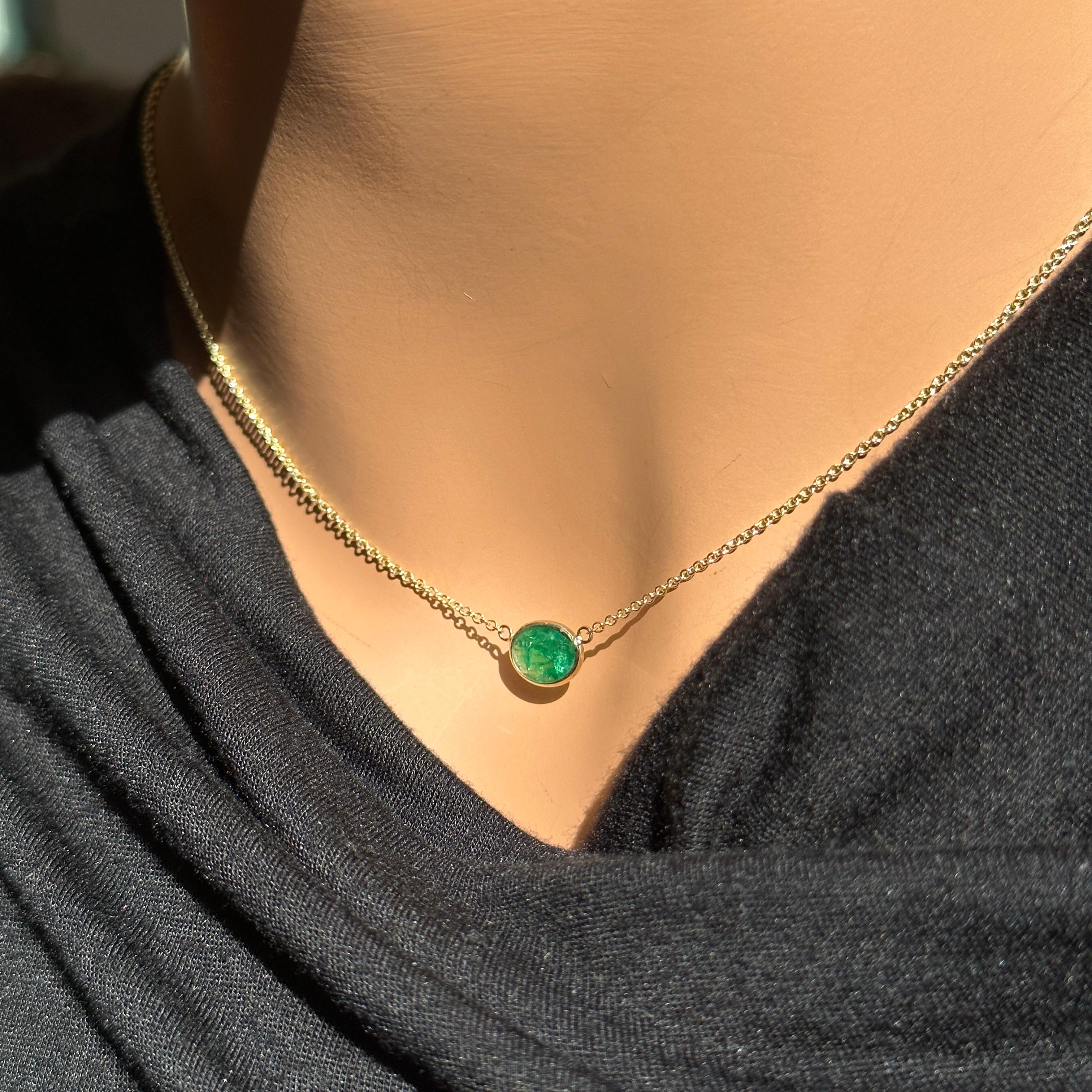 1.32 Carat Weight Green Emerald Oval Cut Solitaire Necklace in 14k Yellow Gold In New Condition For Sale In Chicago, IL