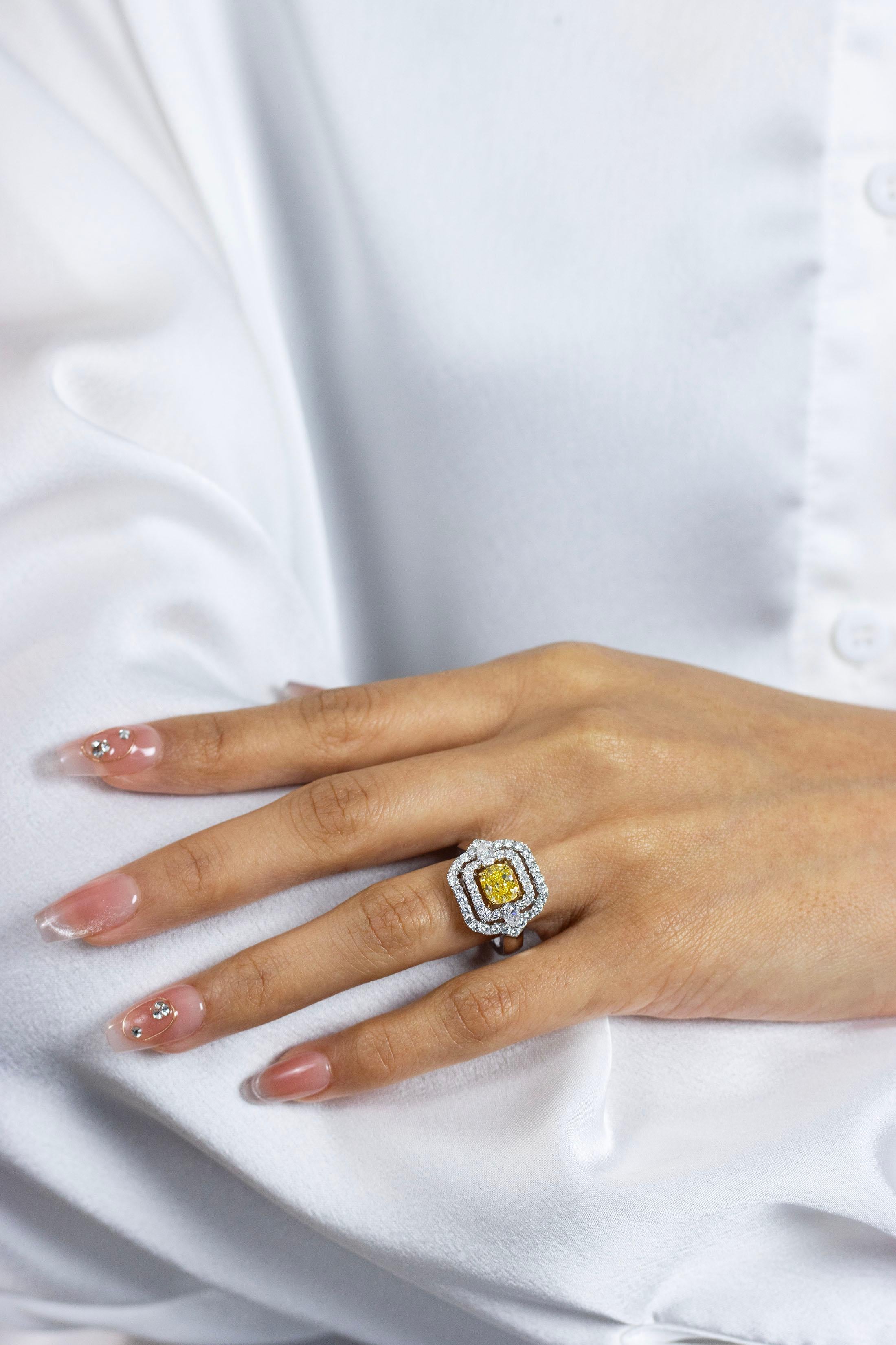 Taille coussin Bague de fiançailles double halo de diamants jaunes taille coussin de 1.32 carats certifiés GIA en vente