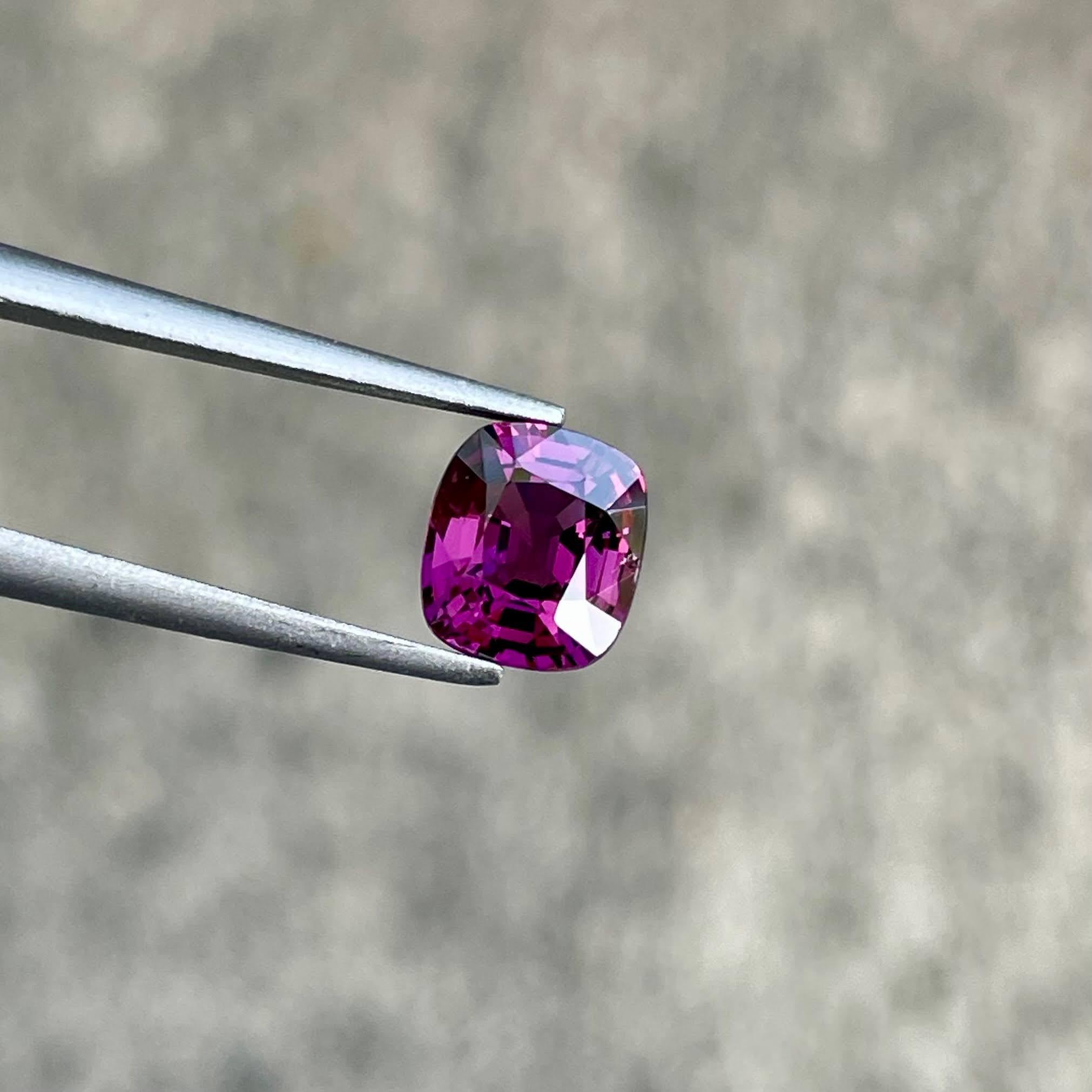 1.32 carats Hot Purplish Burmese Spinel Cushion Cut Natural Gemstone In New Condition For Sale In Bangkok, TH