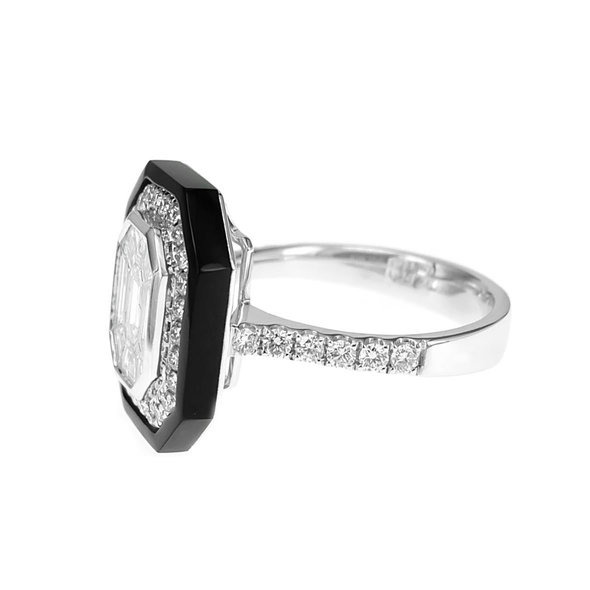 9 Diamanten der Farbe D und der Reinheit VVS sind in diesem vom Art déco inspirierten Verlobungsring zusammen mit Onyx und weißen Diamanten gefasst.  Insgesamt 1,32 Karat Diamanten sind mit 1,35 Karat Onyx in 18 K Weißgold gefasst. Die Diamanten