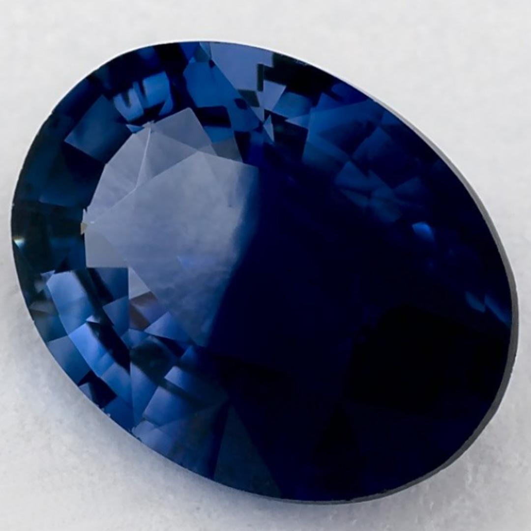 Este zafiro azul natural ofrece elegancia y sofisticación. Con su rica saturación de color y su corte preciso, es la pieza central perfecta para un anillo de compromiso o un diseño de joyería de lujo.

Este zafiro es originario de Sri Lanka