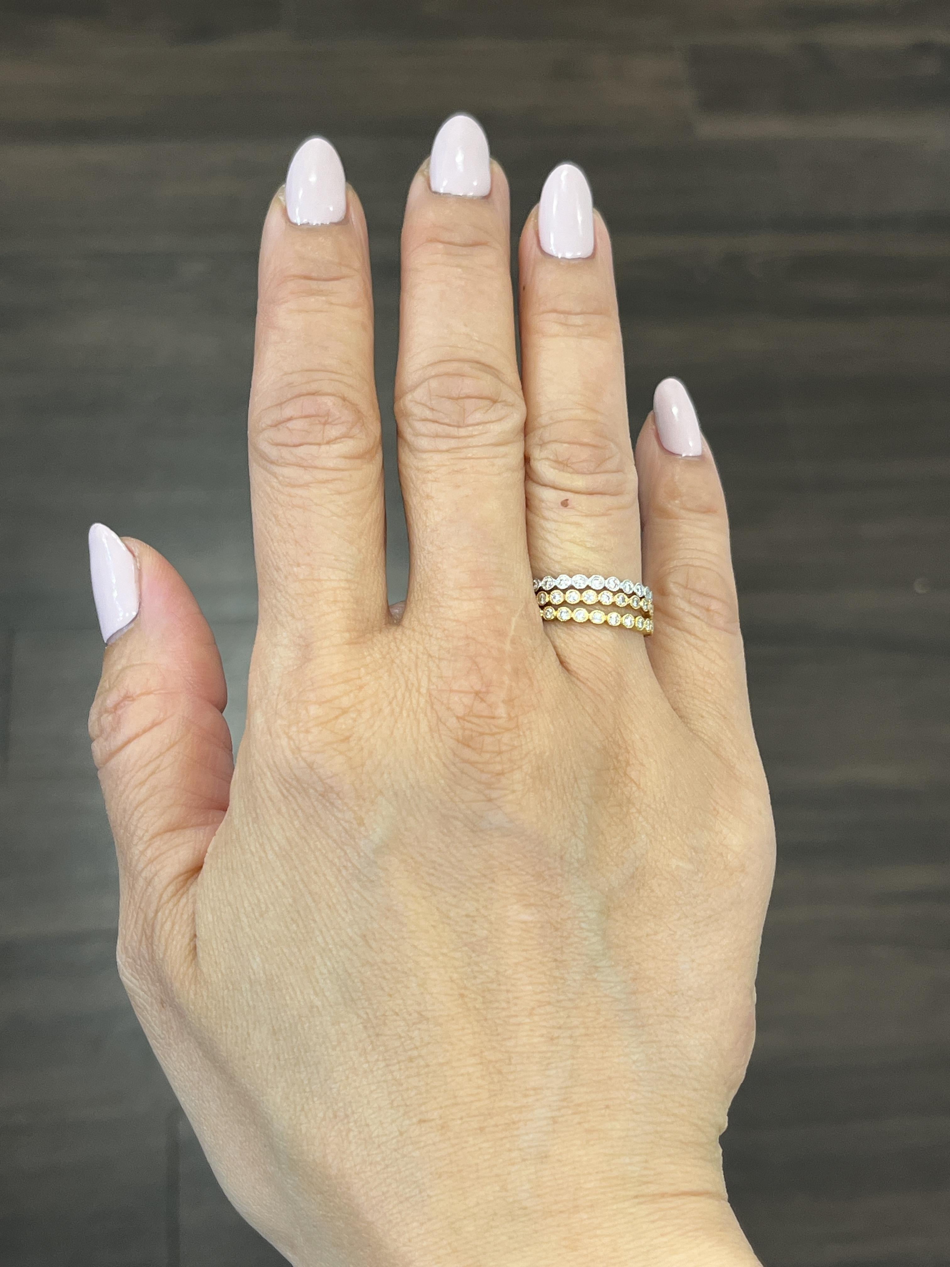 Cette magnifique parure comporte trois bandes en or jaune, en or blanc et en or rose. Chaque bracelet comporte 25 diamants pour un total de 1,32 ct sertis dans de l'or 18k. Les diamants sont de couleur F/G et de pureté VS1.