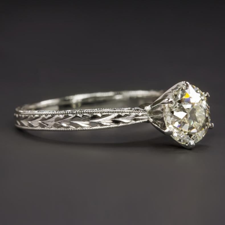 Anello solitario vintage in stile Art Decò presenta  vecchio taglio europeo da 1,32 carati. Il diamante centraleè stato tagliato a mano negli anni '20 -'30 con eccezionale maestria. Il diamante da 1,32 ct è eccezionalmente pulito, classificato VS1