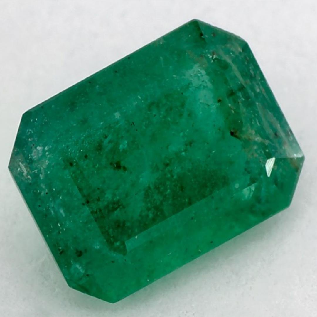 Con una vibrante tonalità di colore verde, la pietra natale di maggio è un simbolo della rinnovata crescita primaverile. 

Esplora la vivace collezione di smeraldi, rubini e zaffiri nel nostro negozio, disponibili come gemme sciolte e abbinabili