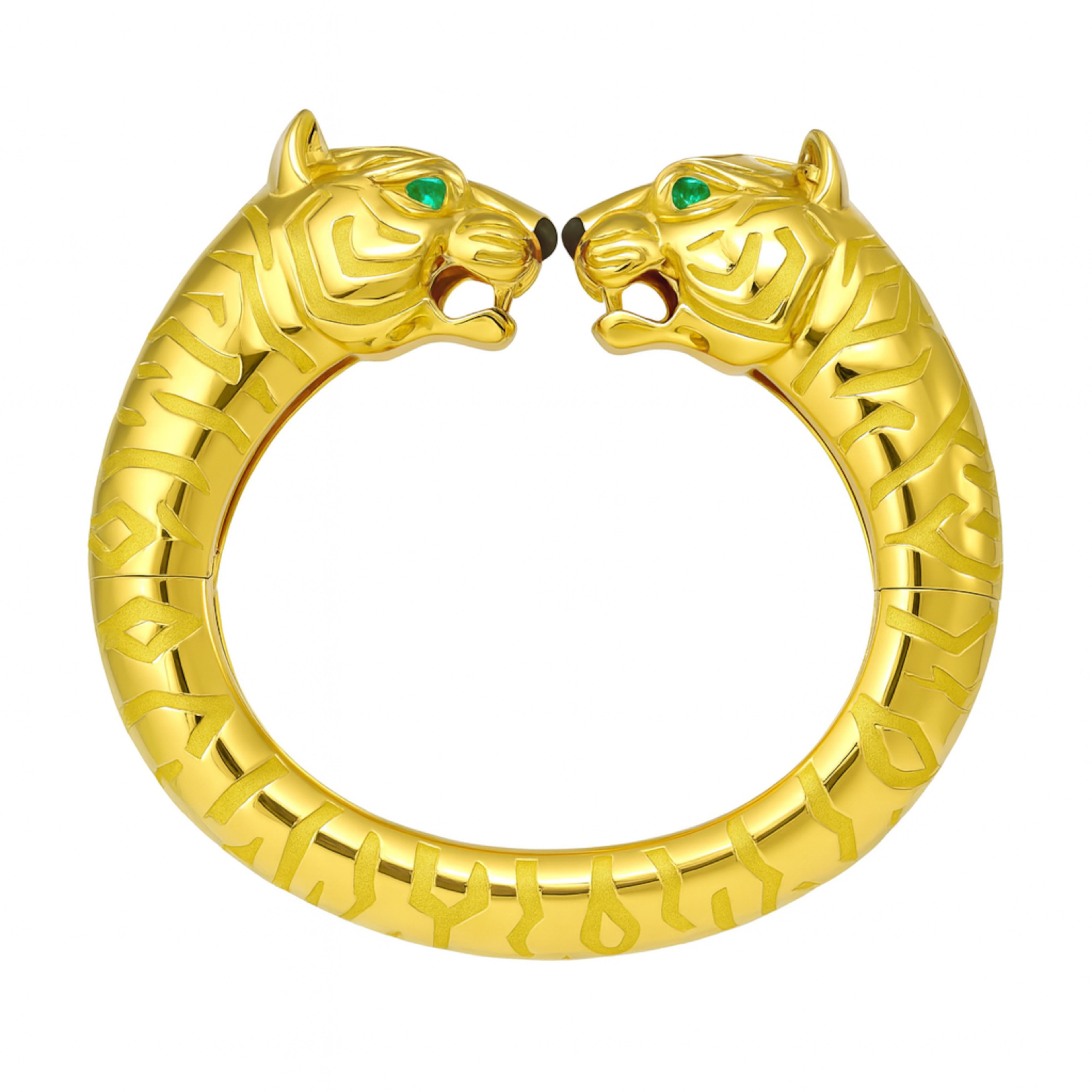 Autentico bracciale Cartier in oro giallo 18 carati con doppia testa di pantera e occhi di smeraldo - 132,9 g

Questo bracciale di Cartier, audace e iconico, è meticolosamente realizzato in oro giallo 18 carati e mette in mostra la leggendaria