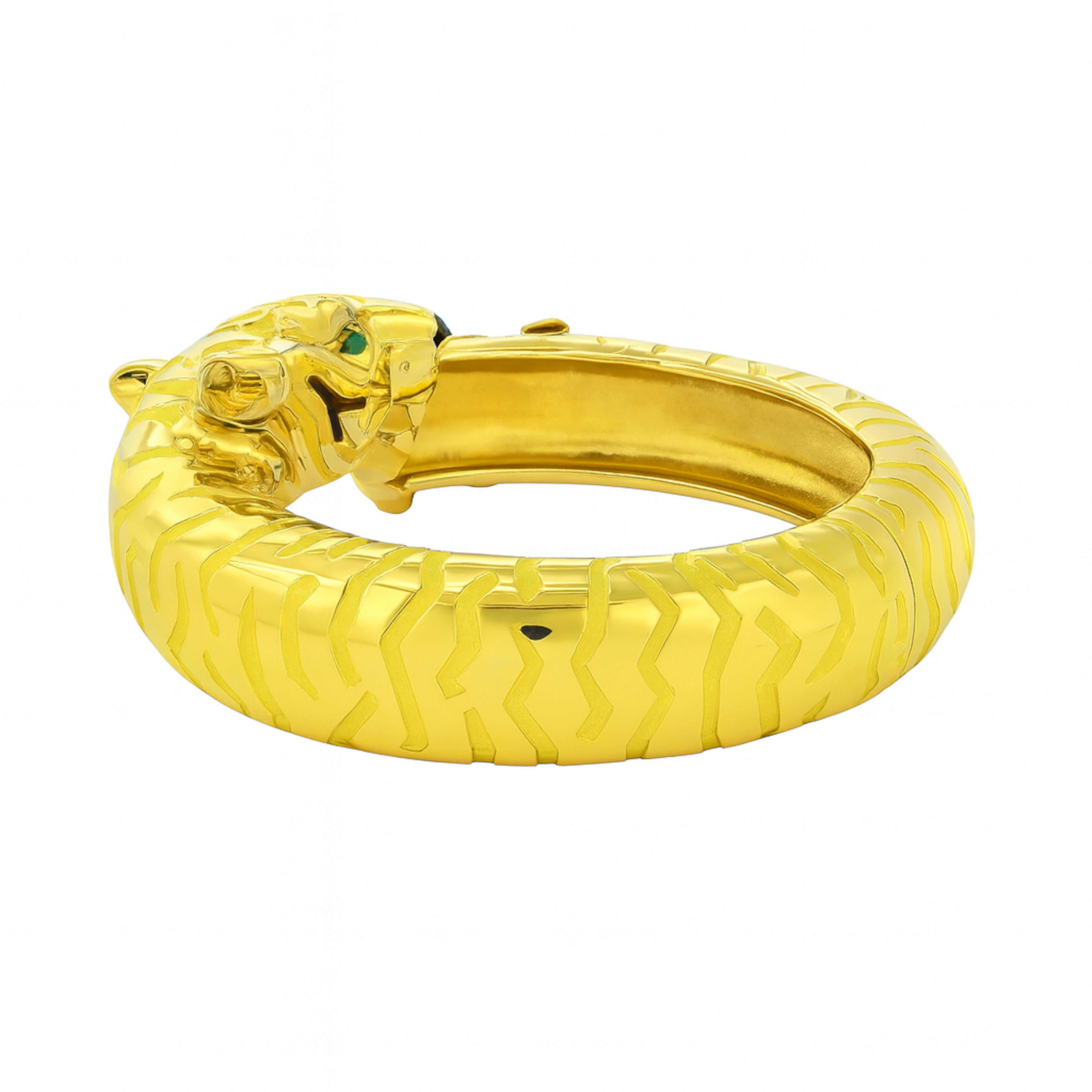Contemporaneo 132 grammi Cartier Bangle a doppia testa di pantera in oro giallo 18 carati con occhi di smeraldo in vendita