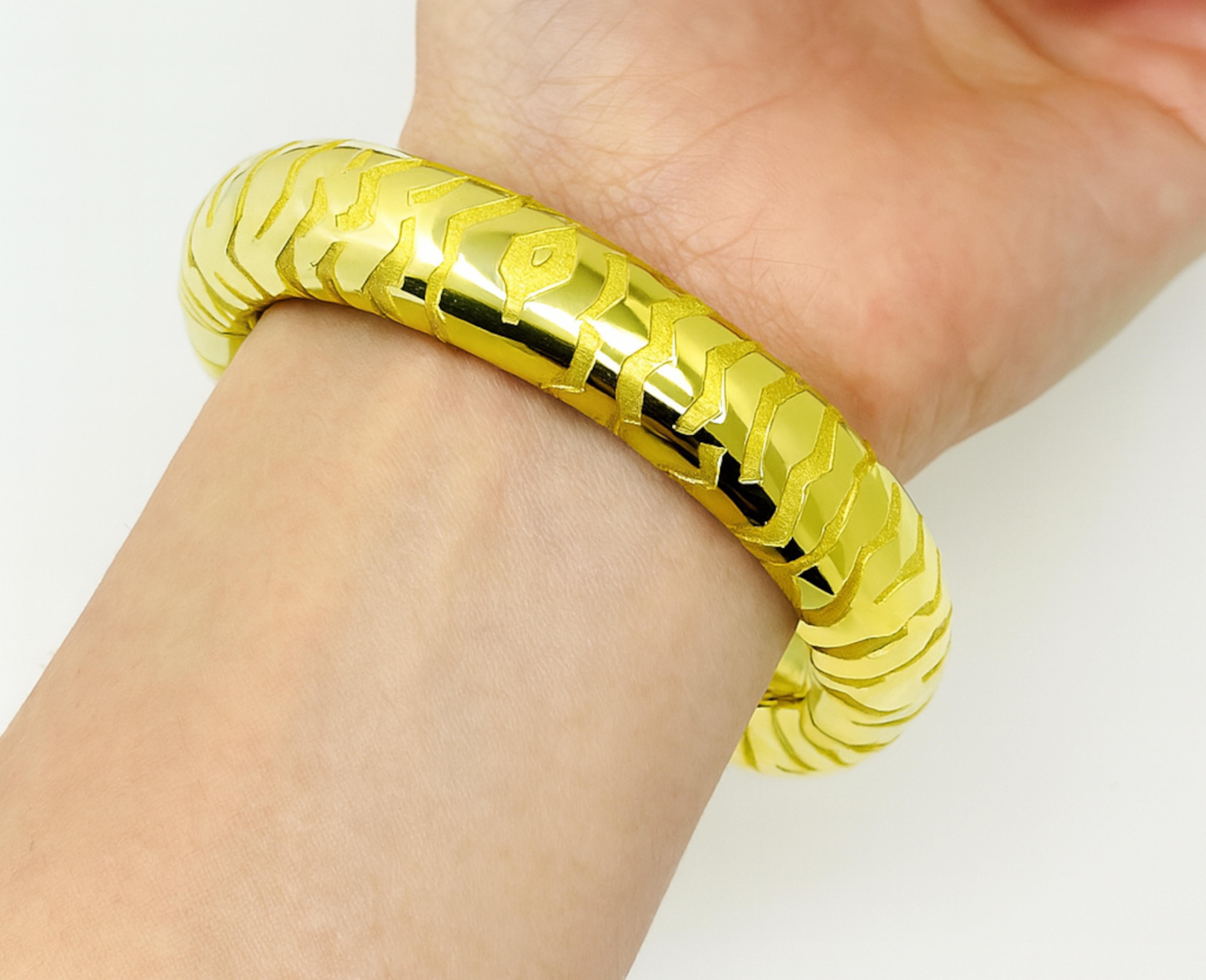 132 grammi Cartier Bangle a doppia testa di pantera in oro giallo 18 carati con occhi di smeraldo In condizioni ottime in vendita a Chicago, IL