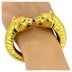 132 grammi Cartier Bangle a doppia testa di pantera in oro giallo 18 carati con occhi di smeraldo