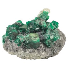 132 grammes de cristal émeraude vert foncé sur calcite du Pakistan