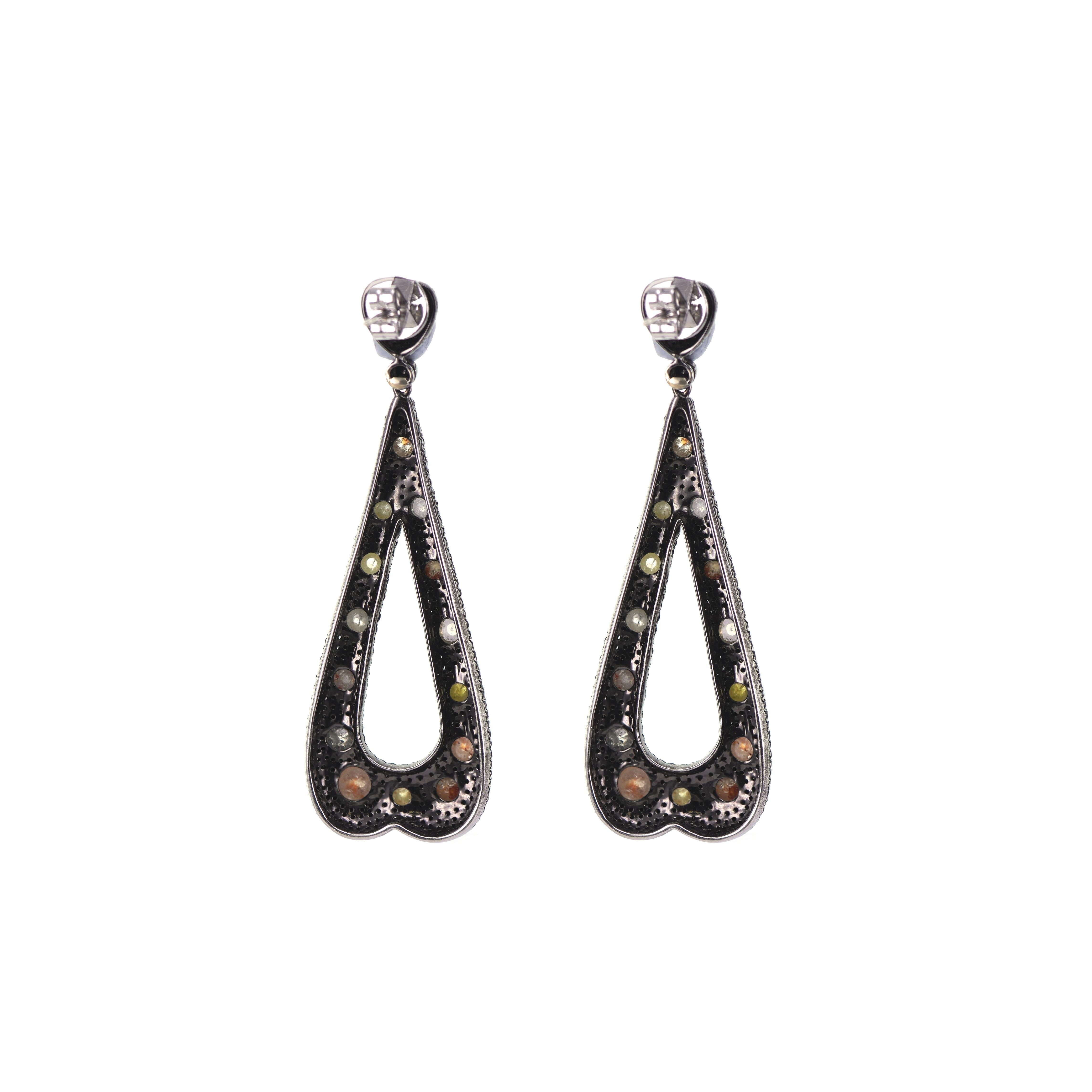 13.20 Carat of old Mughal Cut Diamond are set with 6.86 carat of Deep Black Diamond. The earring is made in 18 K Gold and has a very antique and old look about it. The total gold used in the earring is 28.41 grams which give it a nice heavy feel. 