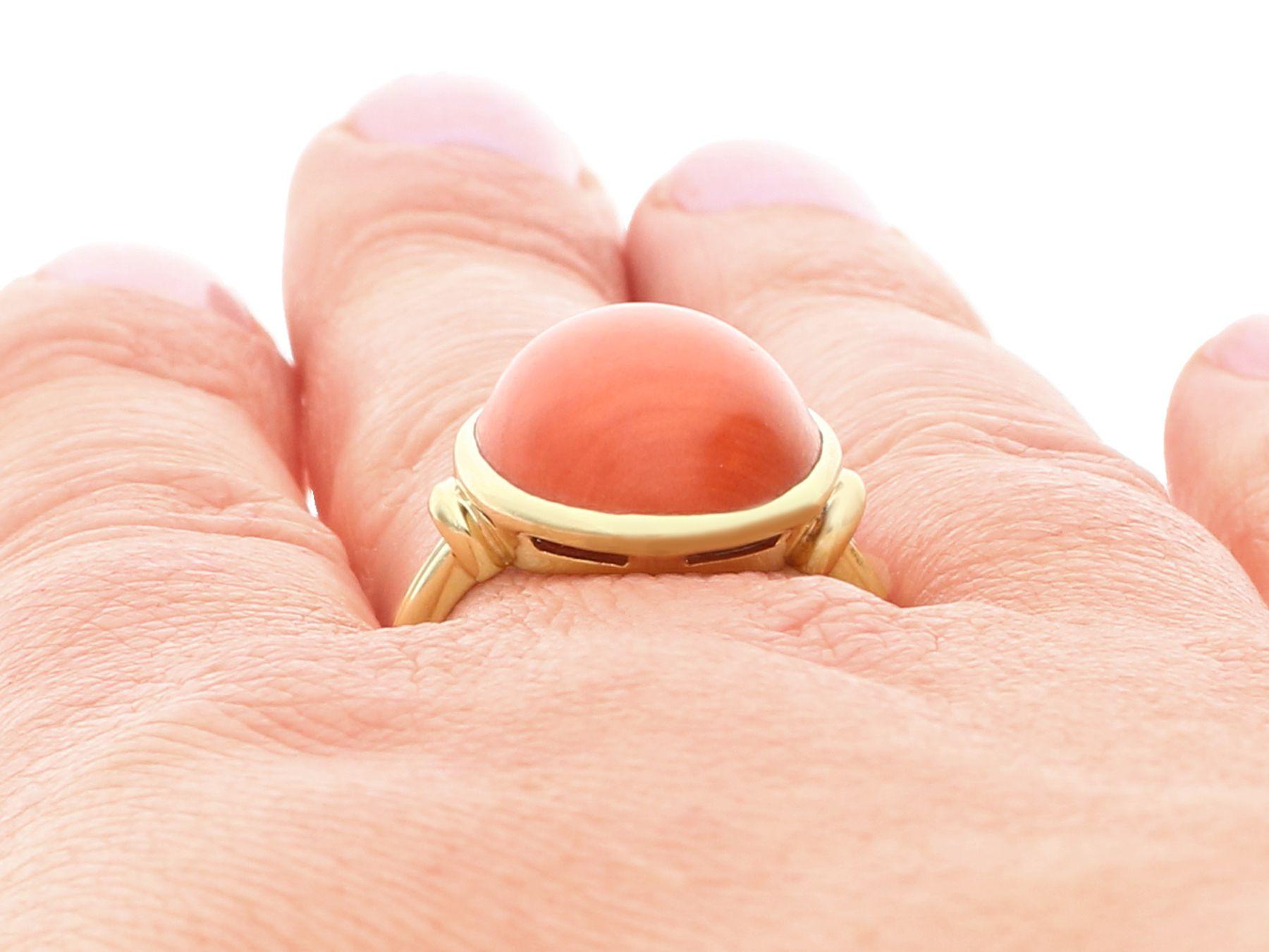 Vintage 13.20 Carat Cabochon Cut Coral and Yellow Gold Ring, Circa 1950 For Sale 4