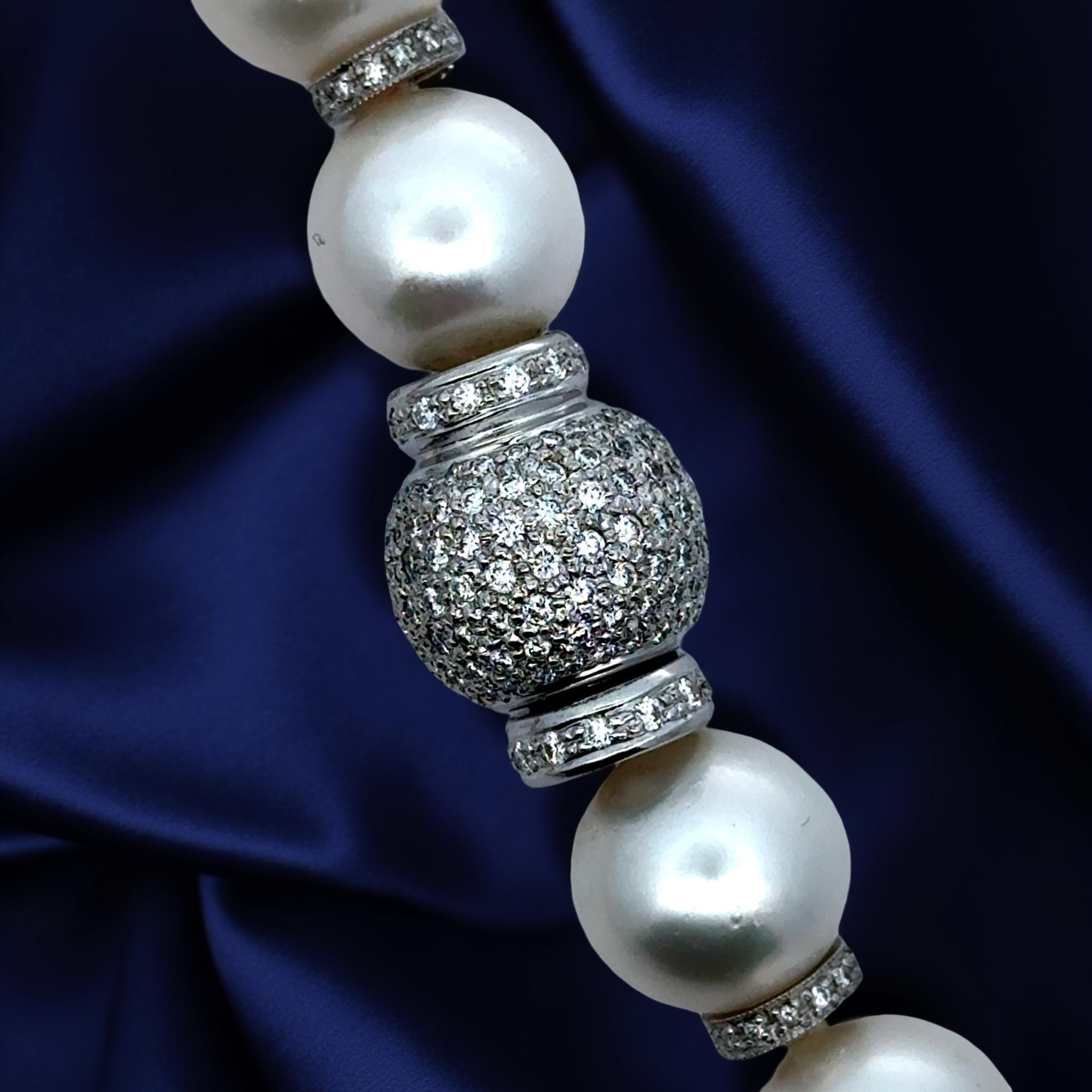 Collana Estate, 29 perle dei mari del sud rotonde da bianche a rosa chiaro, 542 diamanti rotondi taglio Brilliante 6,47 cttw  H-I VS2-SI1, oro bianco 18 carati

Tipo di gioiello : Collana
Tipo di metallo: oro bianco 18 carati
Marchio :