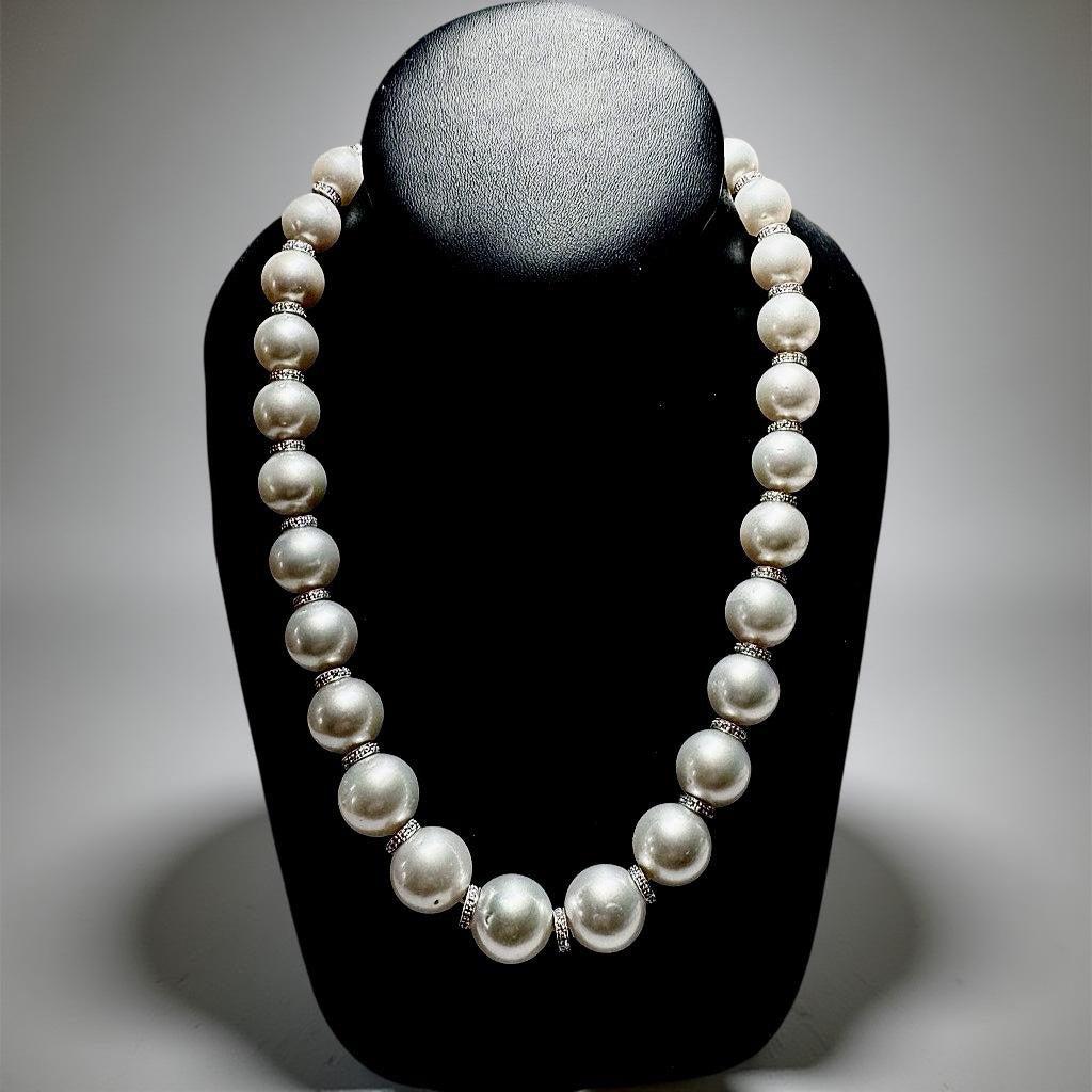 Taglio rotondo Collana di perle dei mari del sud e diamanti da 13,20 mm a 15,70 mm in vendita