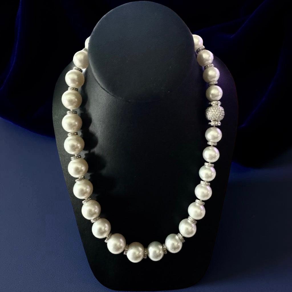 Collana di perle dei mari del sud e diamanti da 13,20 mm a 15,70 mm In condizioni buone in vendita a Derby, NY