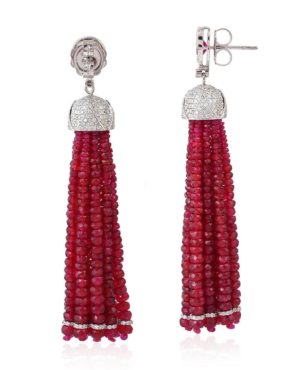 Ces superbes boucles d'oreilles à glands exceptionnels sont fabriquées à la main en or blanc 18 carats.  Elle est sertie de 132,14 carats de rubis et de 3,03 carats de diamants scintillants. 

SUIVRE  La vitrine de MEGHNA JEWELS pour découvrir la