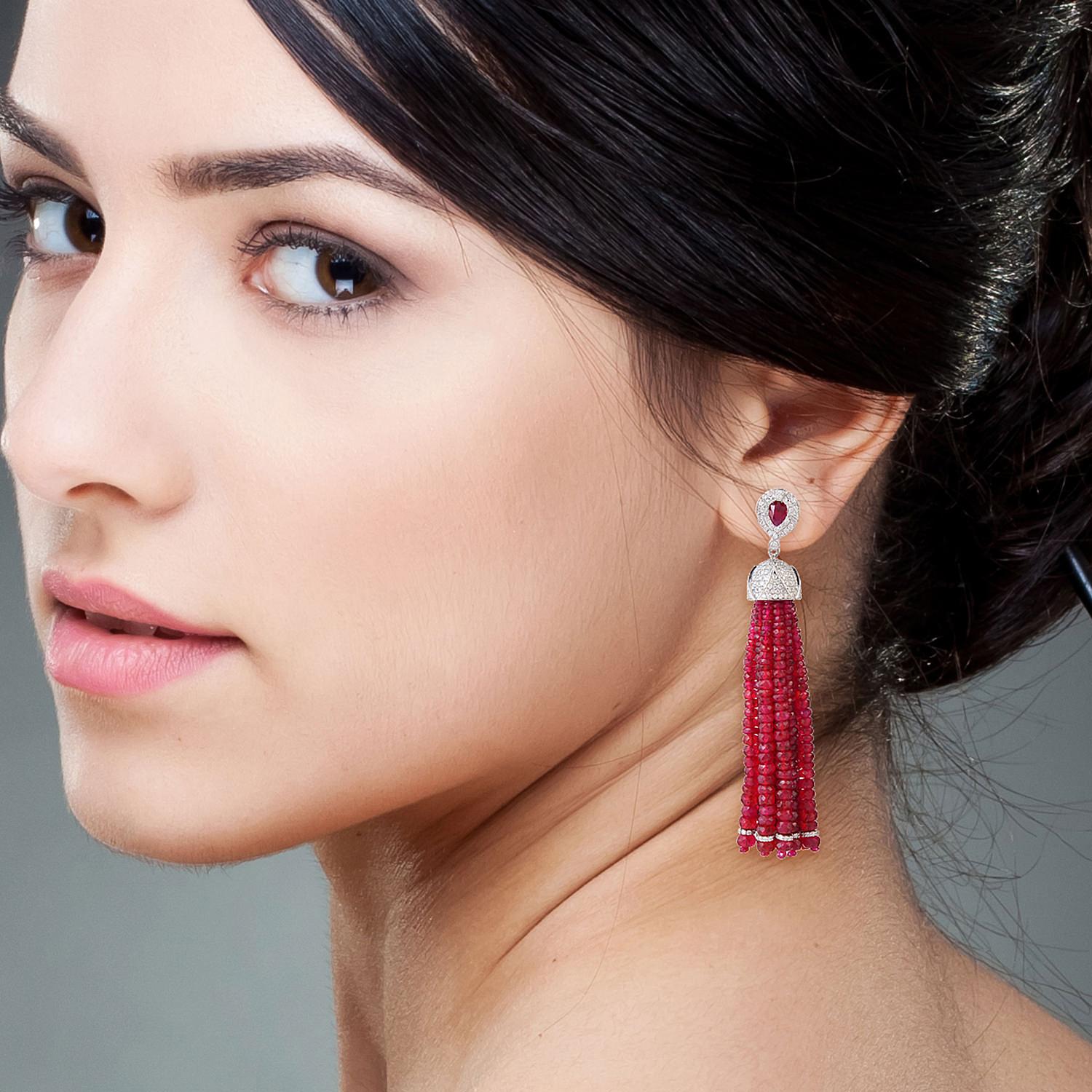 Contemporain Boucles d'oreilles chandelier à pampilles en or 18 carats avec diamants et rubis 132,14 carats en vente