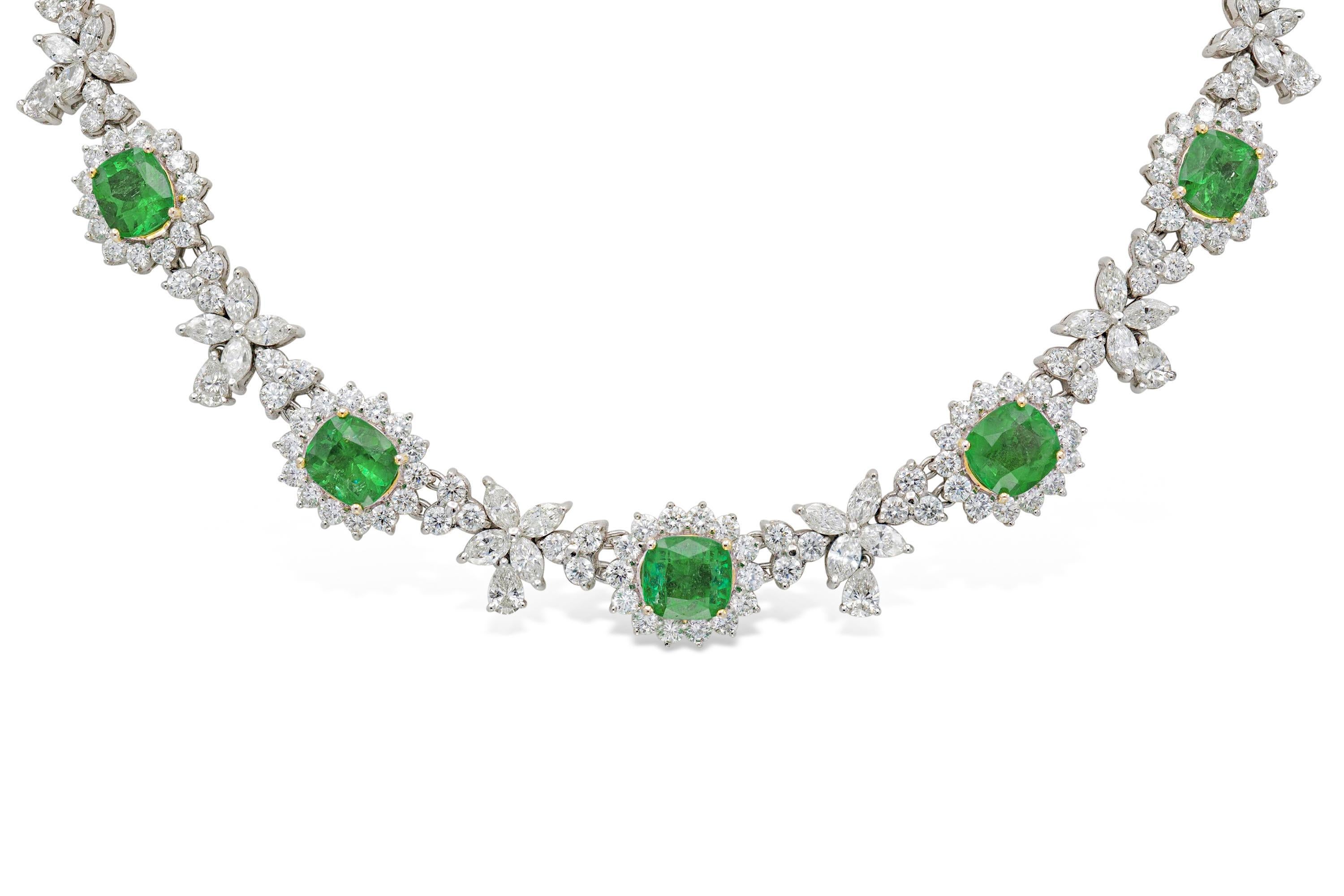 Finement réalisé en or blanc et jaune 18k avec 7 émeraudes taille coussin pesant au total 13,22 carats, des diamants ronds taille brillant pesant au total 9,24 carats, des diamants taille marquise pesant au total 8,37 carats, et des diamants taille