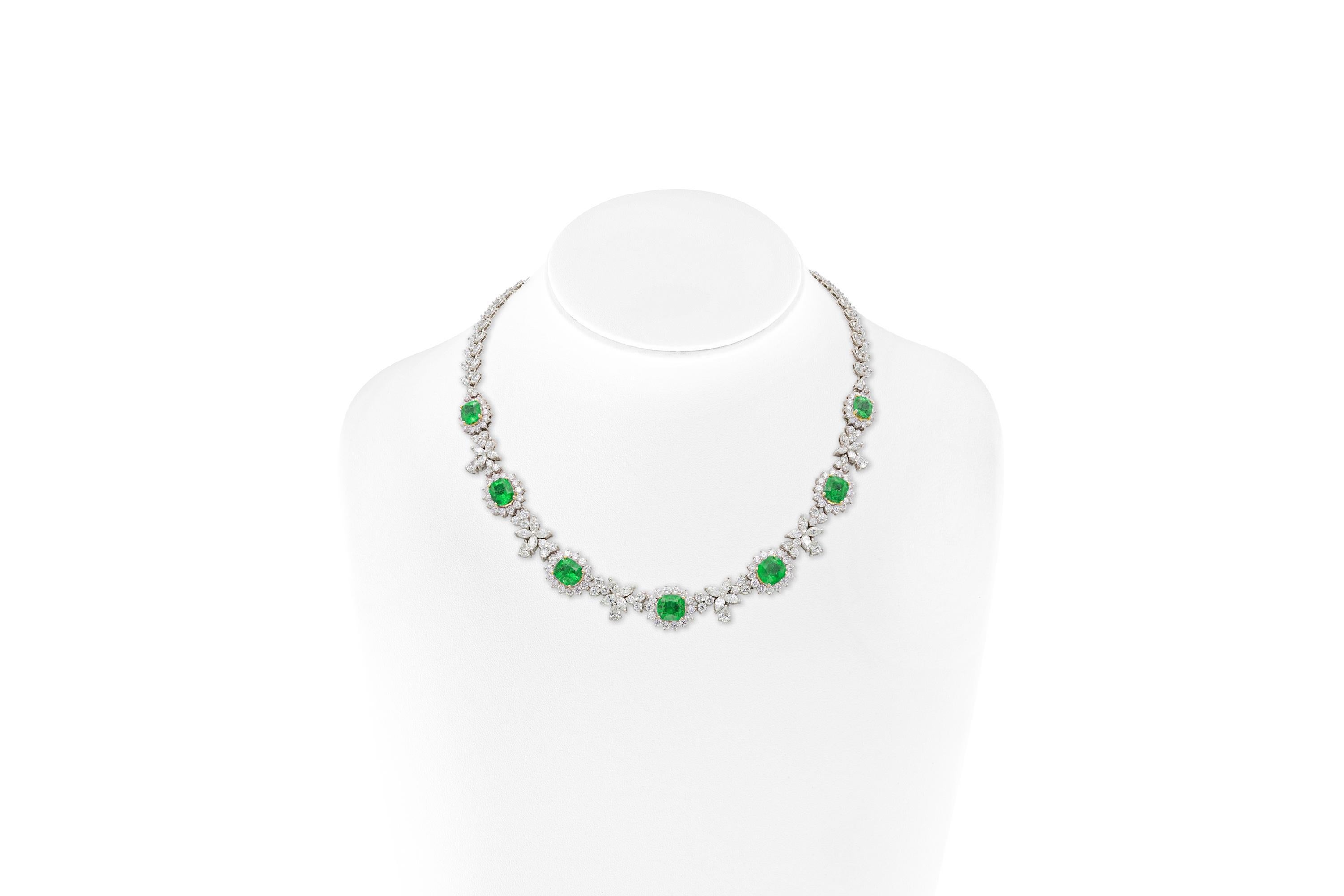 Taille coussin Collier d'émeraudes taille coussin de 13,22 carats et de diamants de 18,91 carats en vente