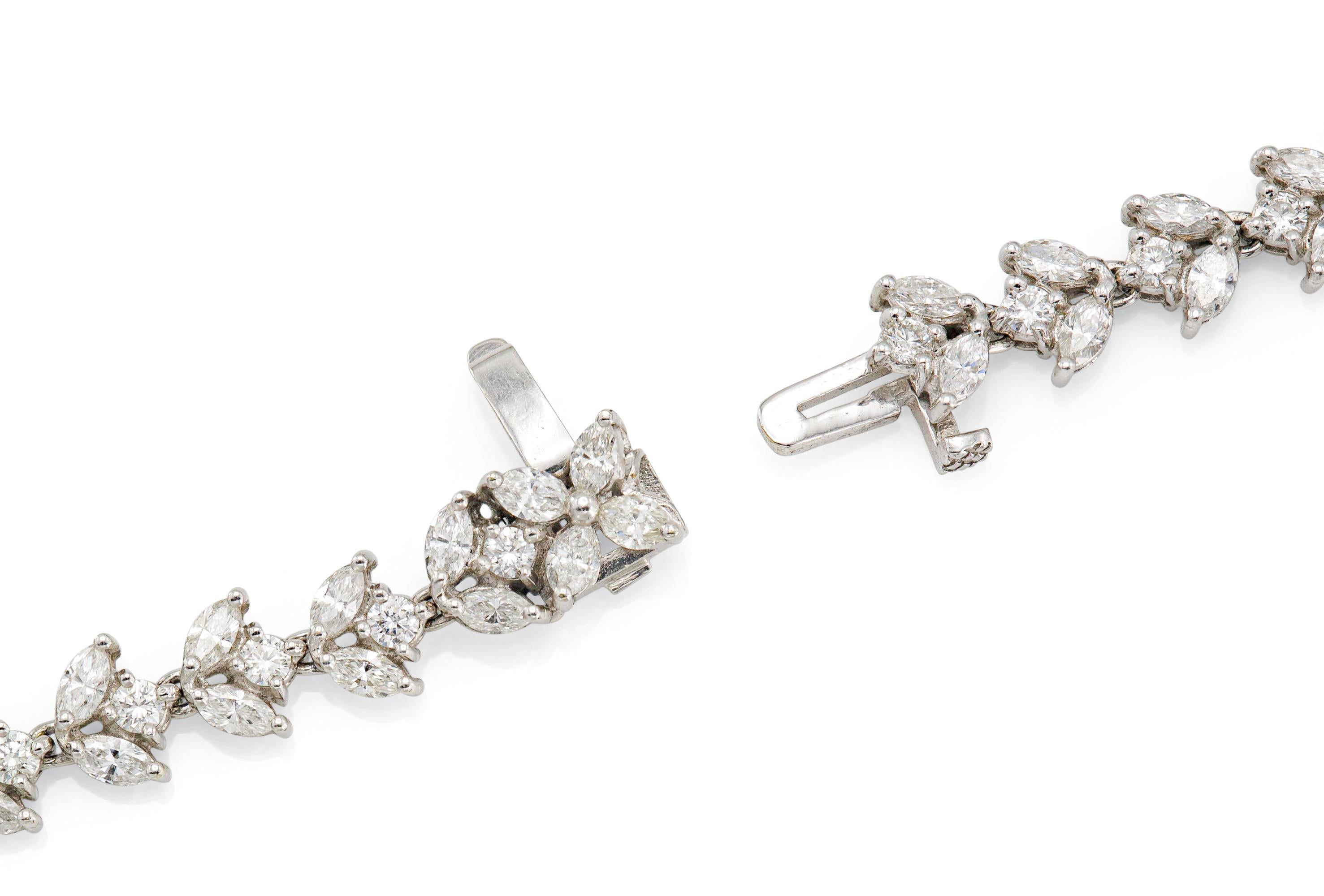 Collier d'émeraudes taille coussin de 13,22 carats et de diamants de 18,91 carats Bon état - En vente à New York, NY