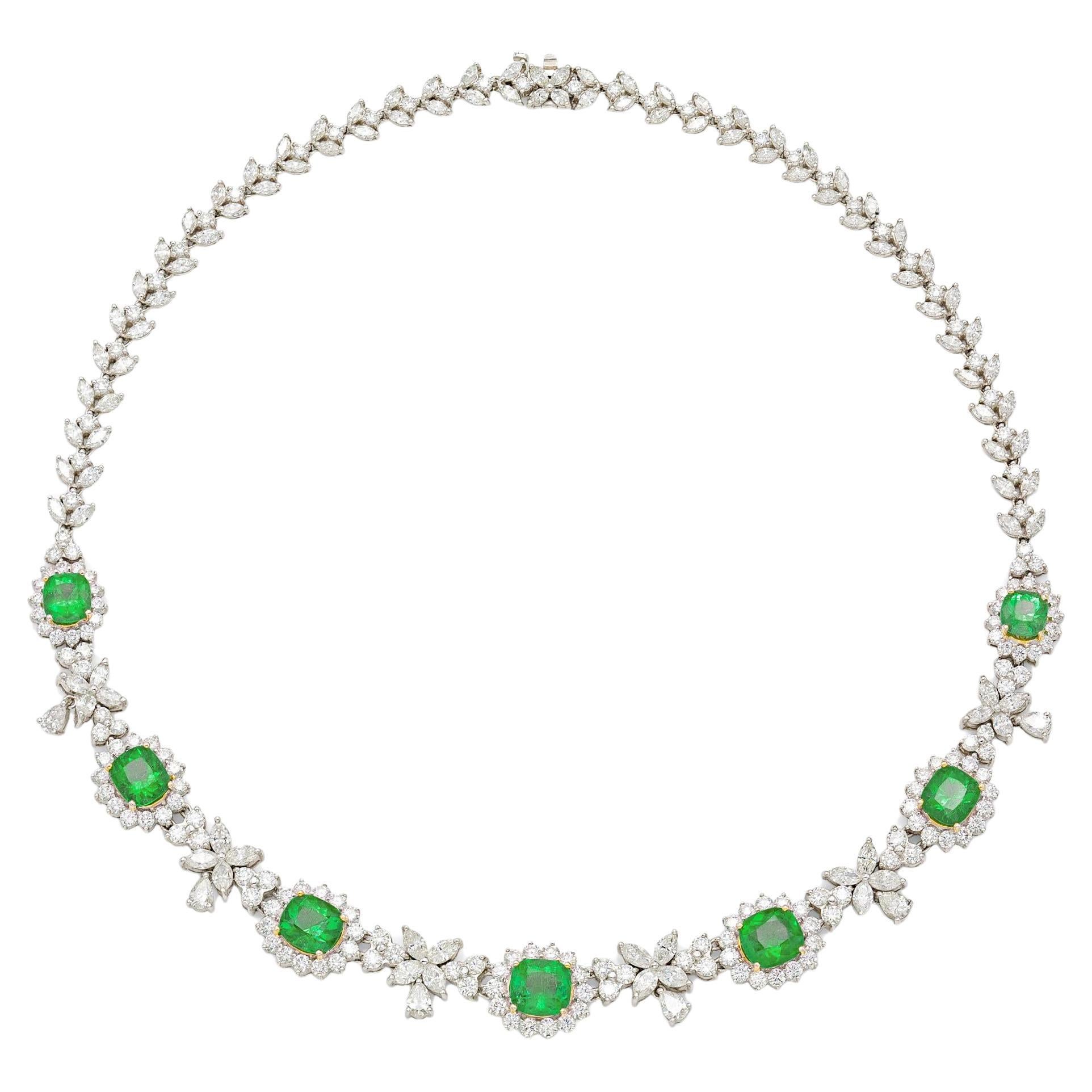 Collier d'émeraudes taille coussin de 13,22 carats et de diamants de 18,91 carats en vente