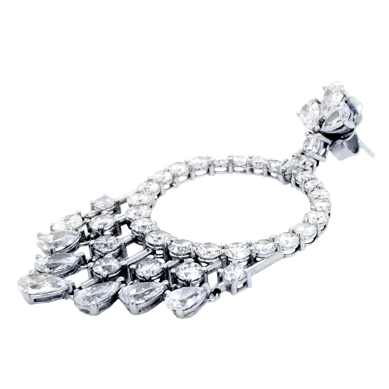 Bellissimi orecchini di diamanti stile lampadario realizzati a mano con 13,22 carati di peso totale di diamanti a forma rotonda e a forma di pera incastonati in oro bianco 18 carati.  Altezza totale 2,25 pollici e diametro 1 pollice.
Peso del