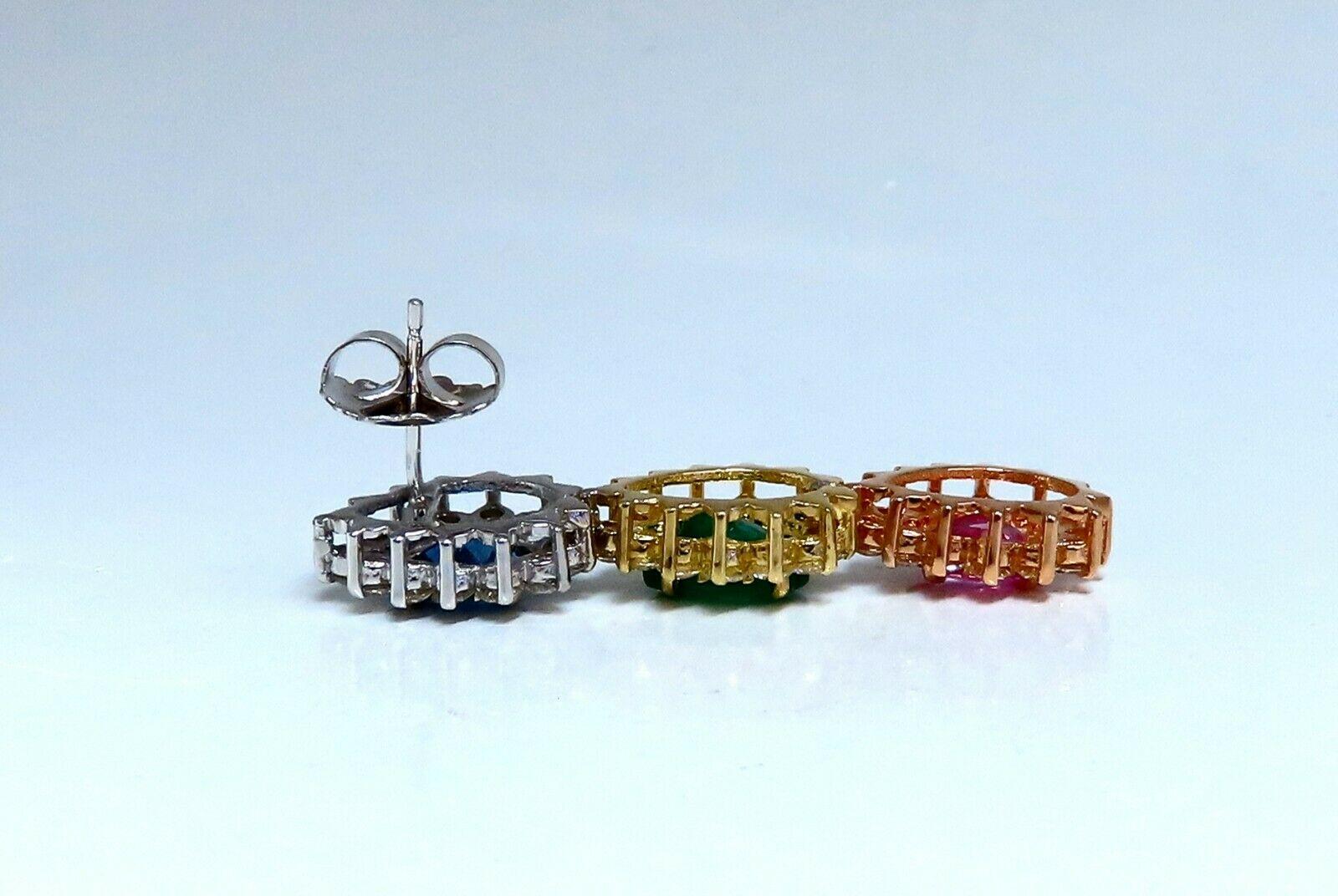 Orecchini a pera con pendente.

2,90ct. Zaffiri rosa naturale vivido

6.3 x8mm

3,16ct Smeraldi naturali di colore verde foresta.

9 x 6,5 mm

3,04ct Zaffiri blu reali naturali.

8 x 6 mm

Zaffiri e smeraldi di purezza pulita e trasparenti.

4,12