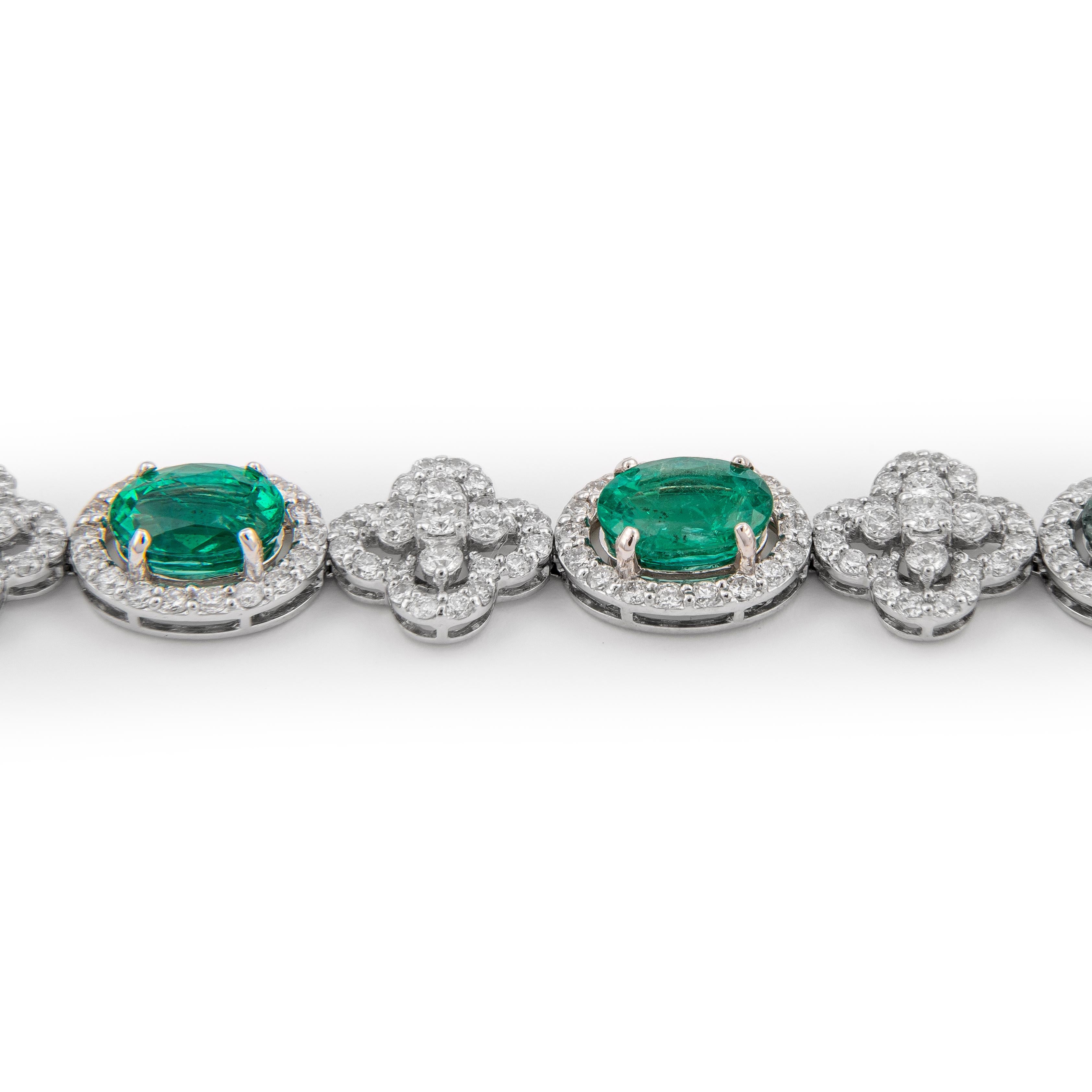 Contemporary 13.25 Carat Emerald & Diamond Bracelet 18k White Gold For Sale