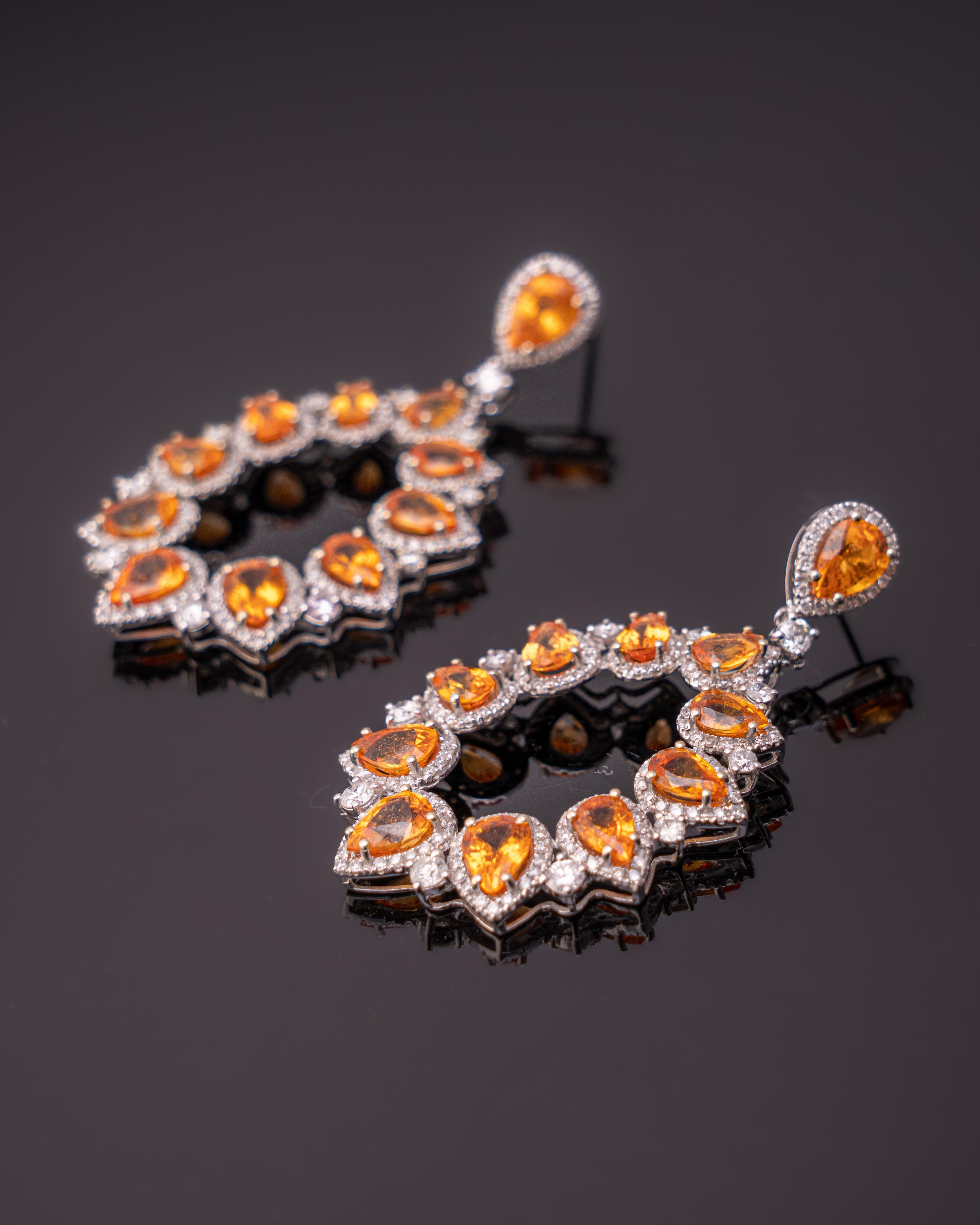 Moderne Pendants d'oreilles en saphir orange de 13,27 carats et diamants en vente