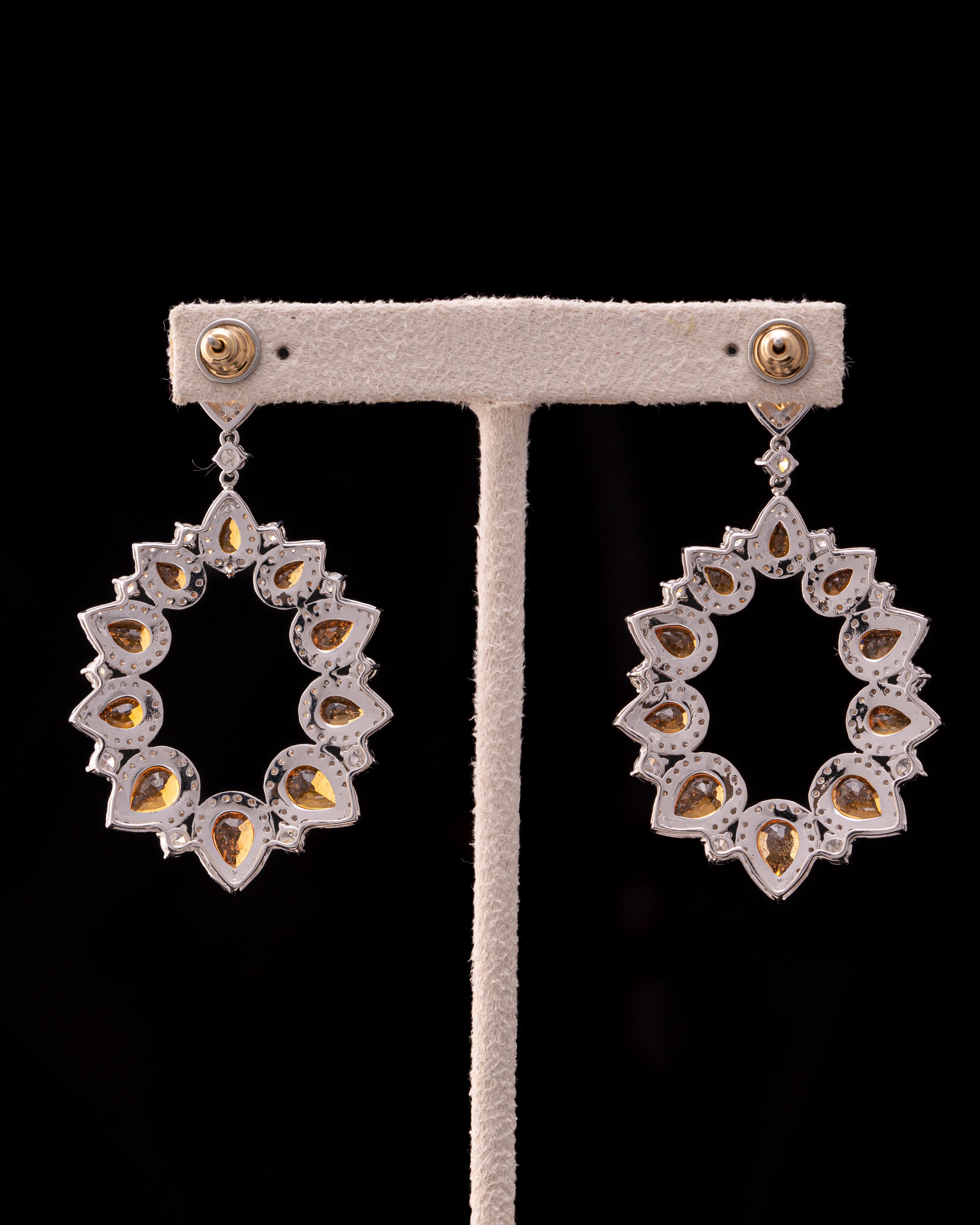 Taille poire Pendants d'oreilles en saphir orange de 13,27 carats et diamants en vente