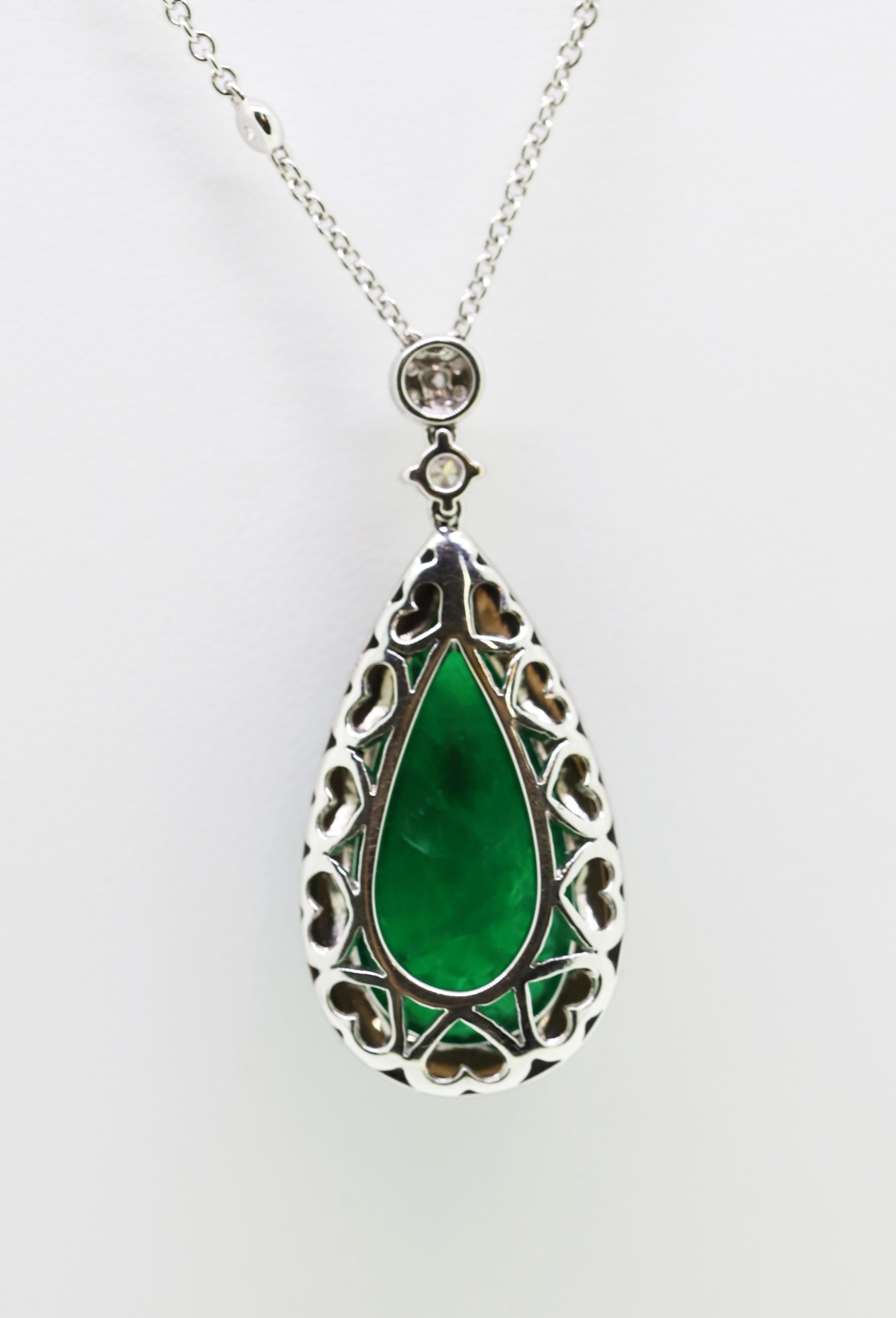 13.28 Carat Emerald Cabouchon with White Diamonds Pendant Necklace In New Condition For Sale In Milano, IT