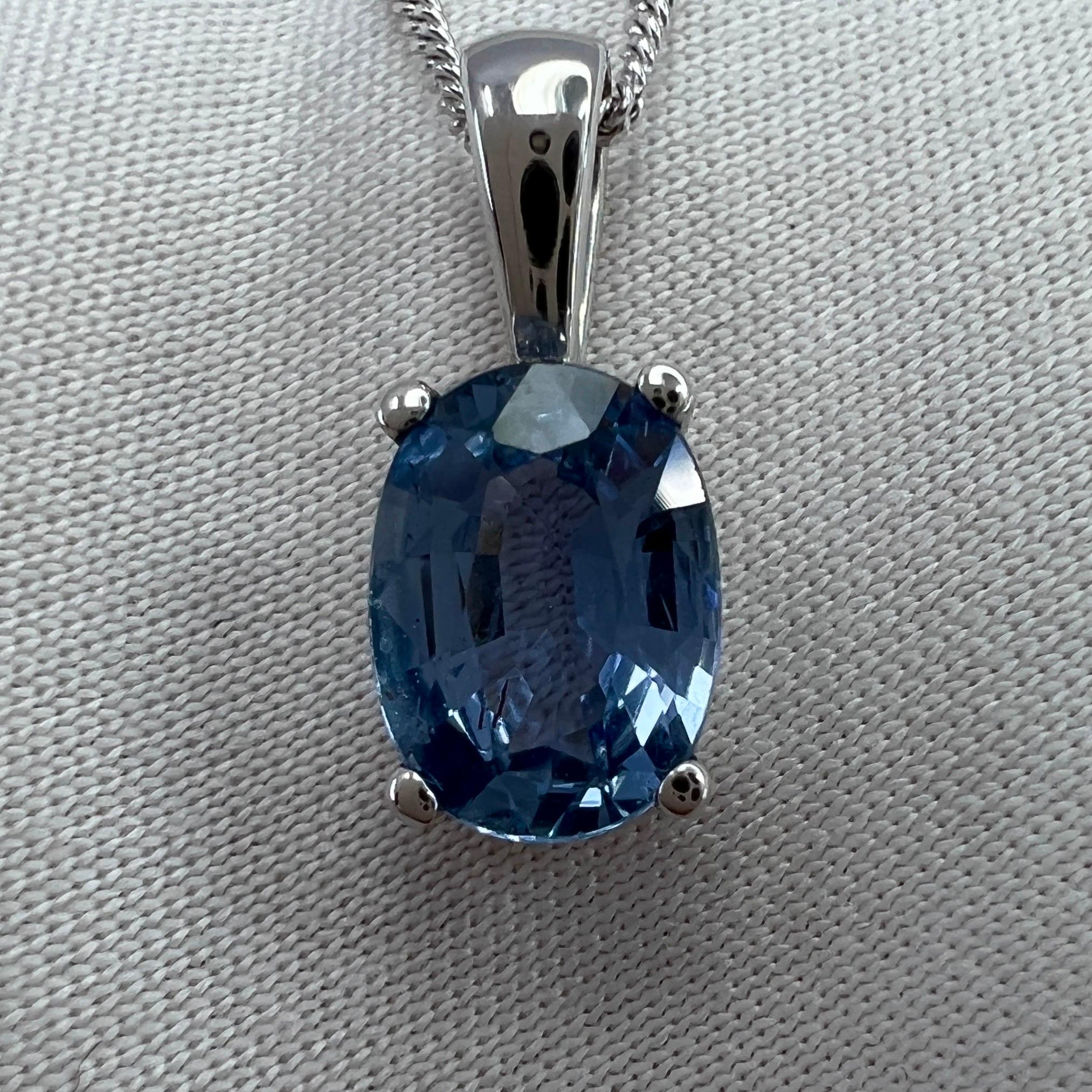 Collier solitaire taille ovale en or blanc 18 carats avec saphir bleu indigo 1,32 carat en vente 1